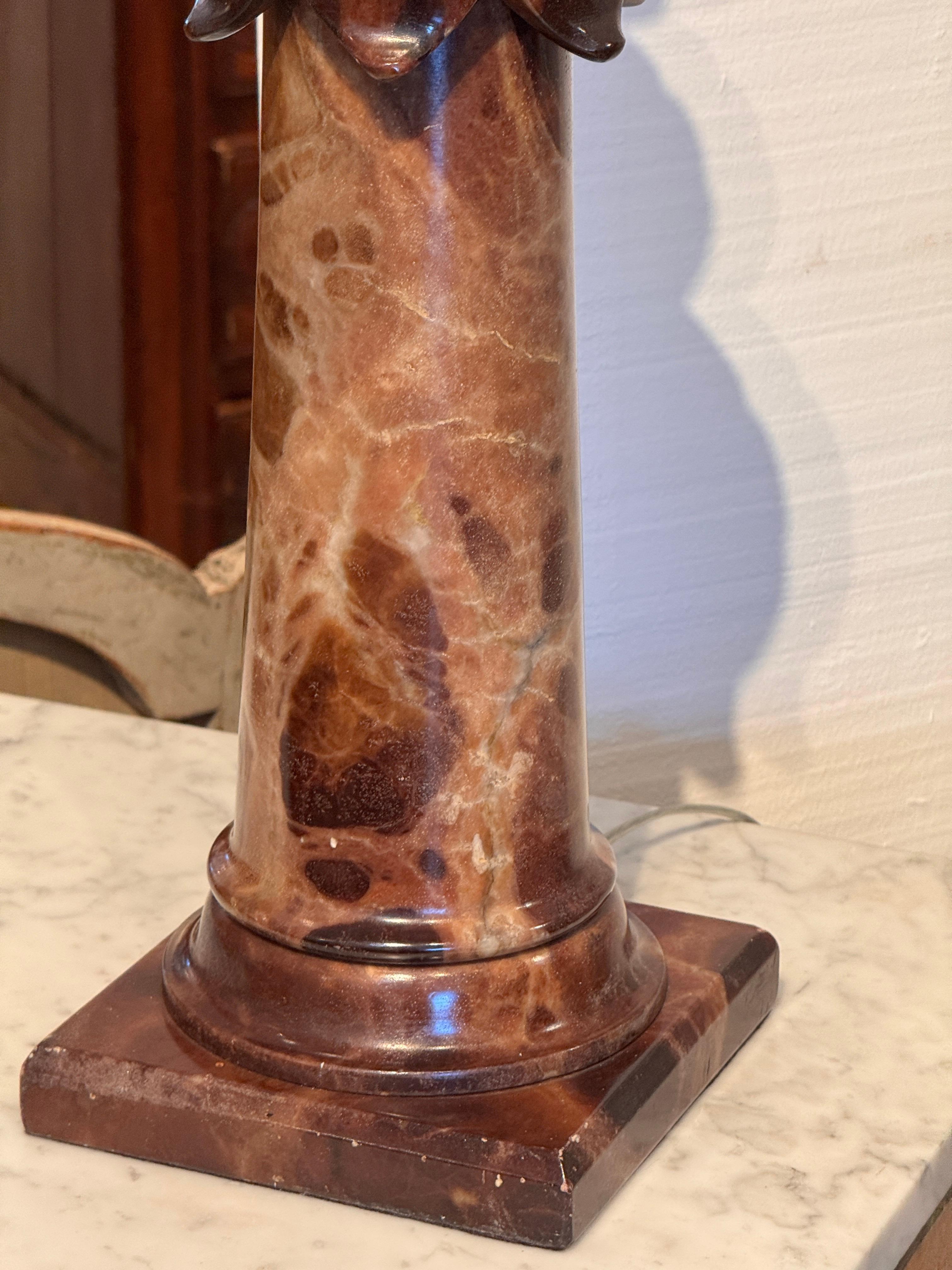 Coppia di lampade in alabastro con capitelli intagliati degli anni '50 in vendita 5