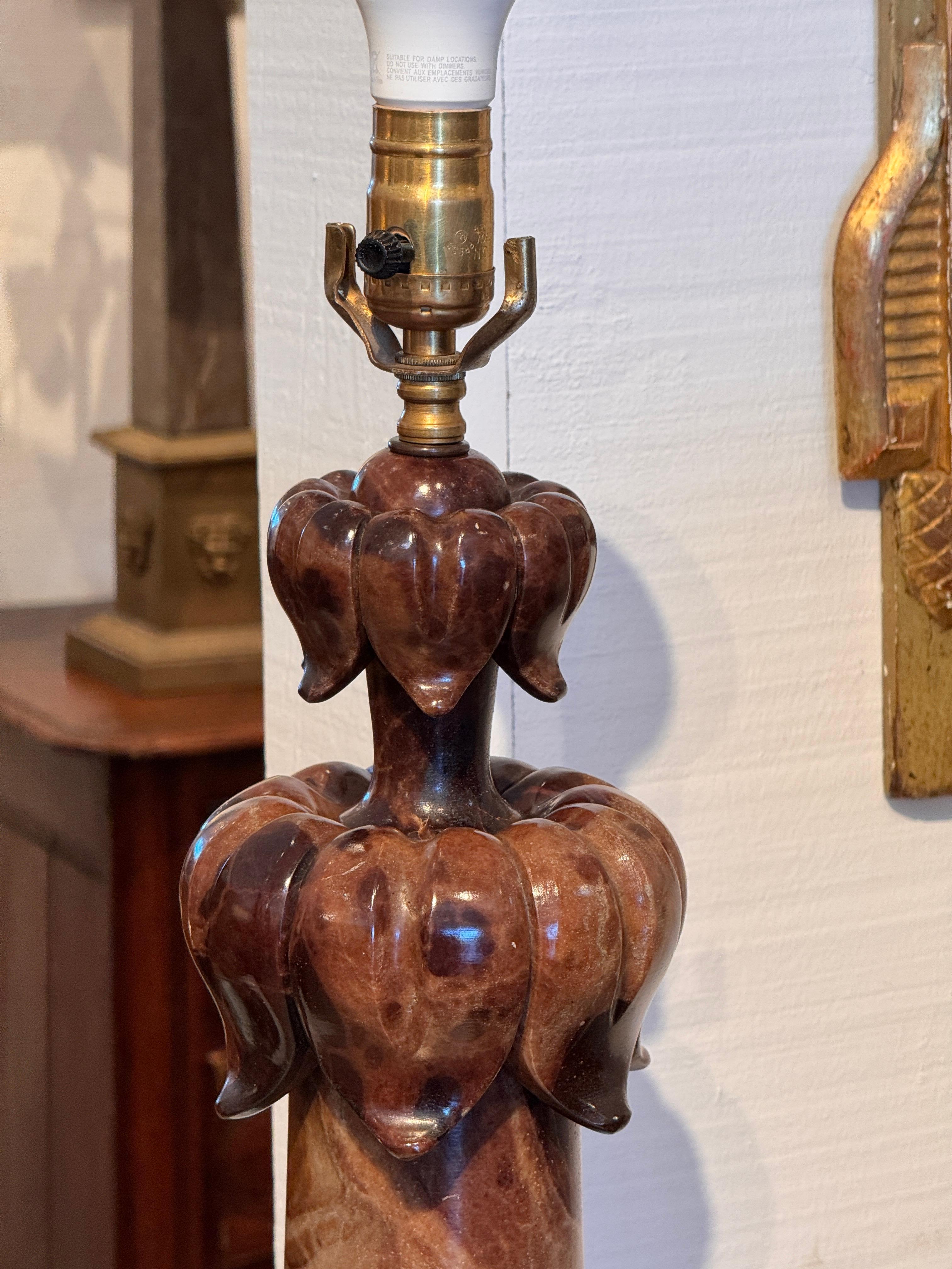 Coppia di lampade in alabastro con capitelli intagliati degli anni '50 in vendita 6