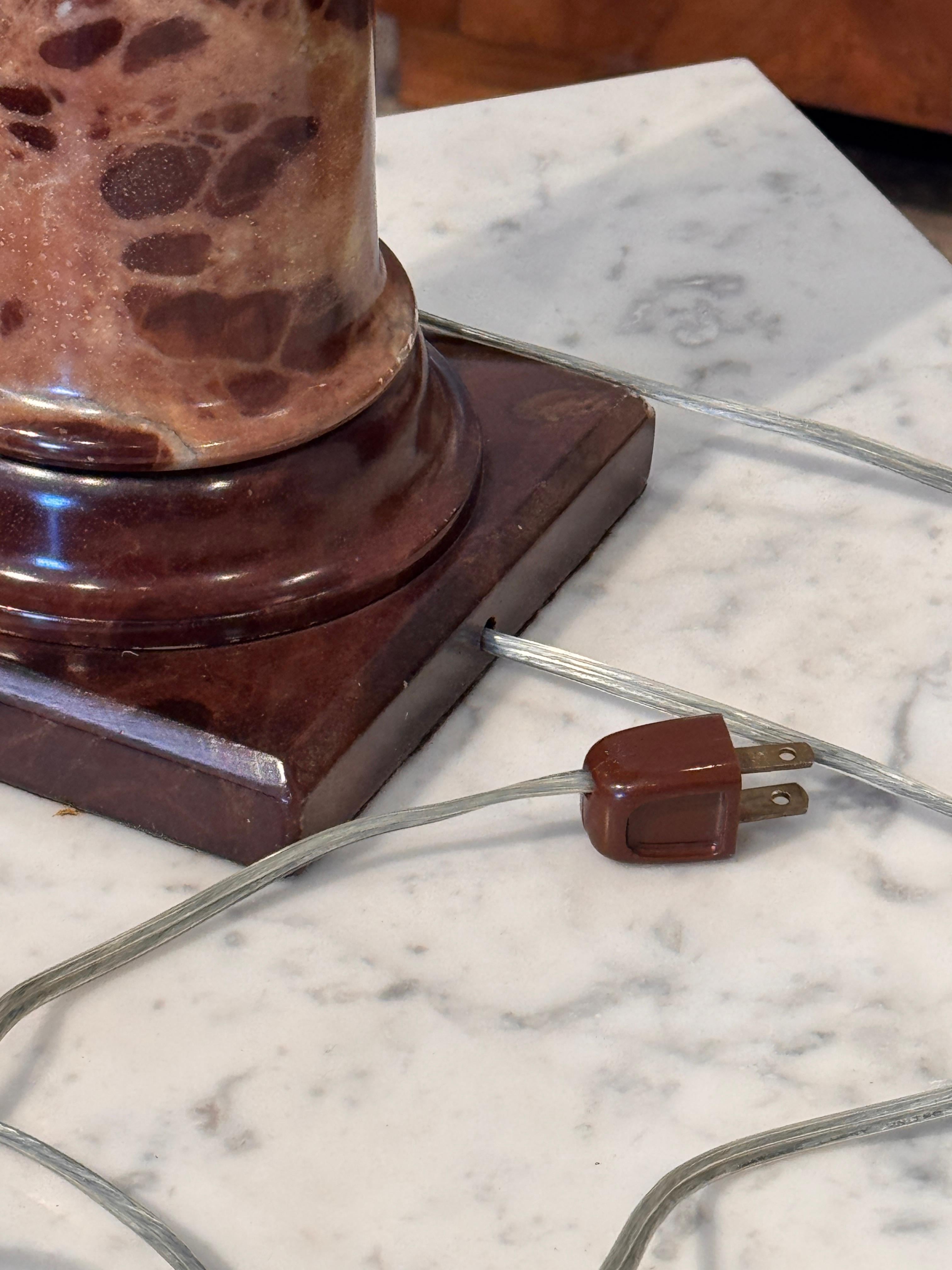 Coppia di lampade in alabastro con capitelli intagliati degli anni '50 in vendita 7