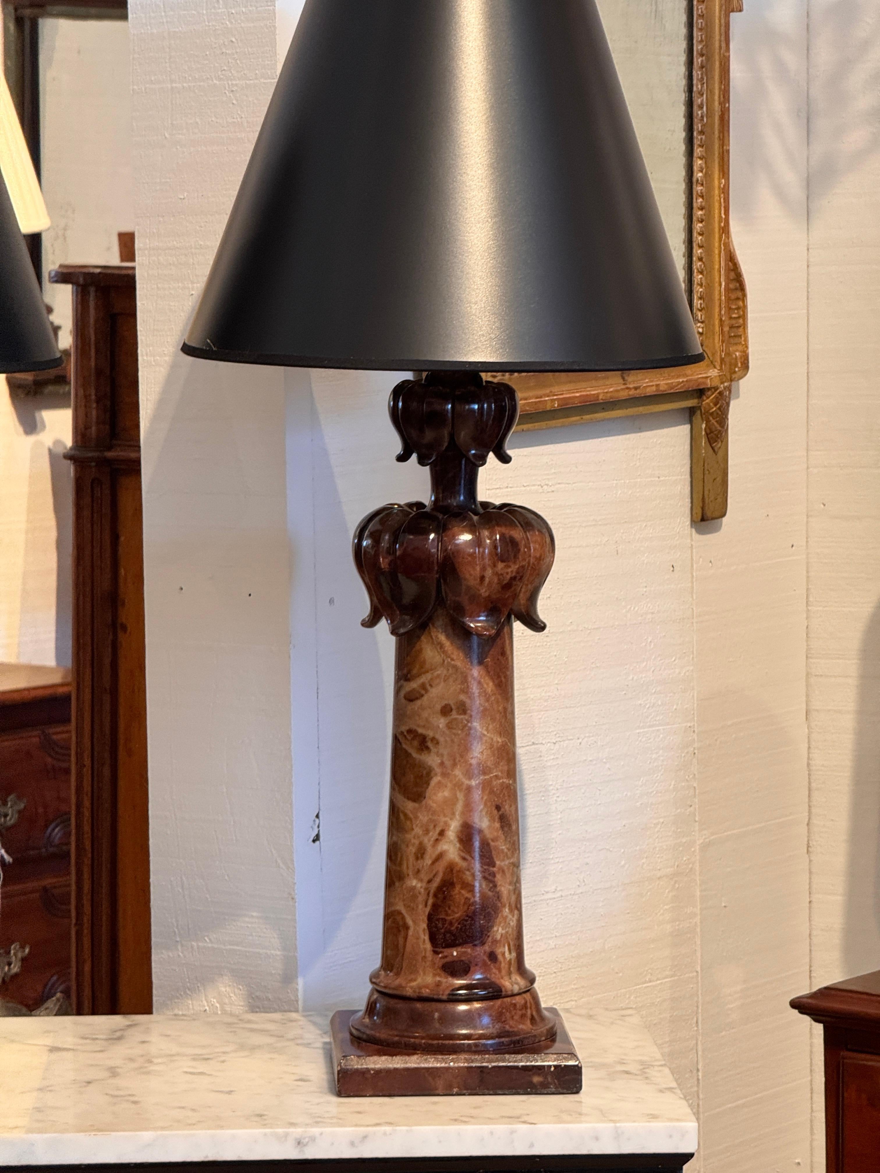 Italiano Coppia di lampade in alabastro con capitelli intagliati degli anni '50 in vendita