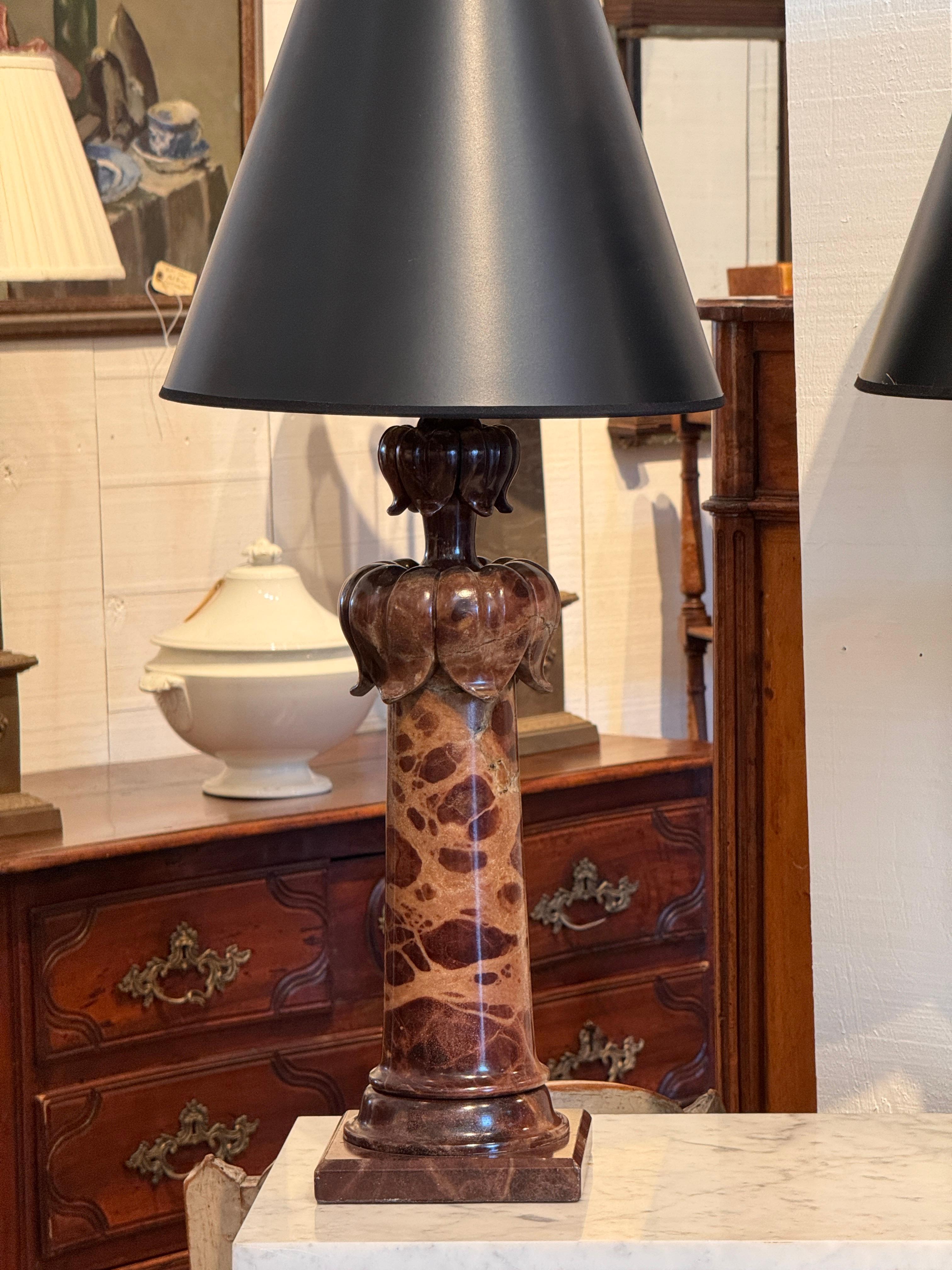 Coppia di lampade in alabastro con capitelli intagliati degli anni '50 In condizioni buone in vendita a Charlottesville, VA