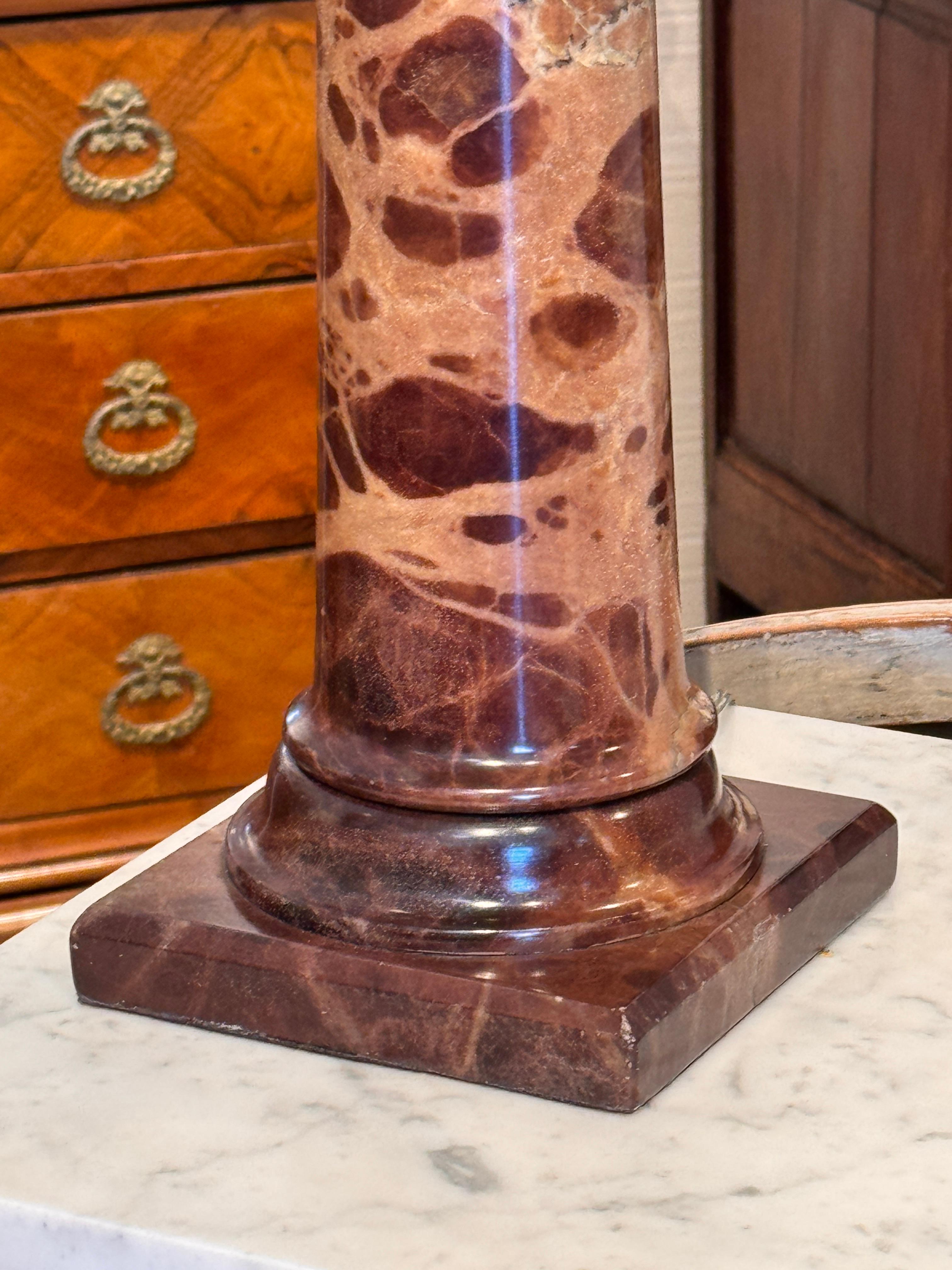 Metà XX secolo Coppia di lampade in alabastro con capitelli intagliati degli anni '50 in vendita