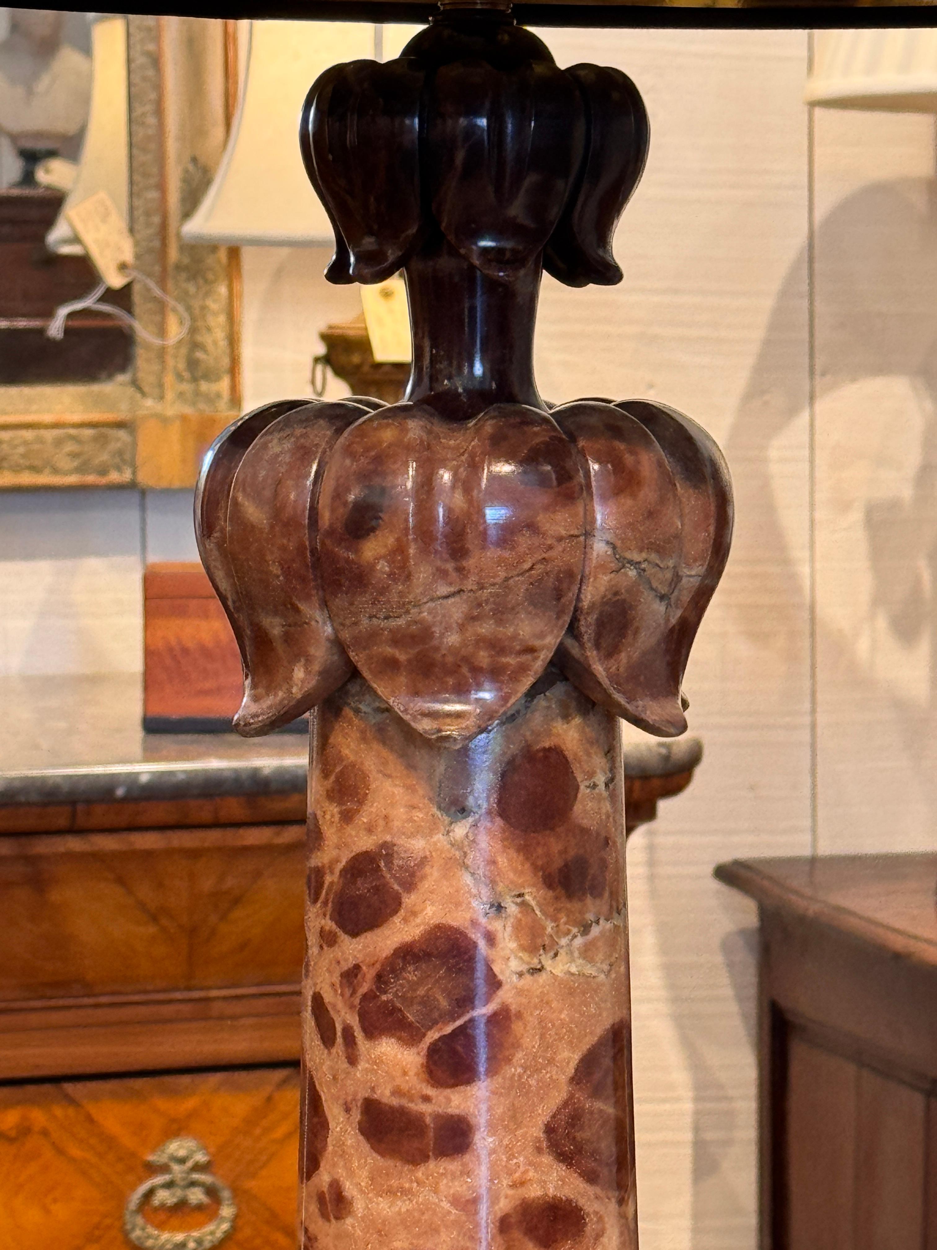 Alabastro Coppia di lampade in alabastro con capitelli intagliati degli anni '50 in vendita