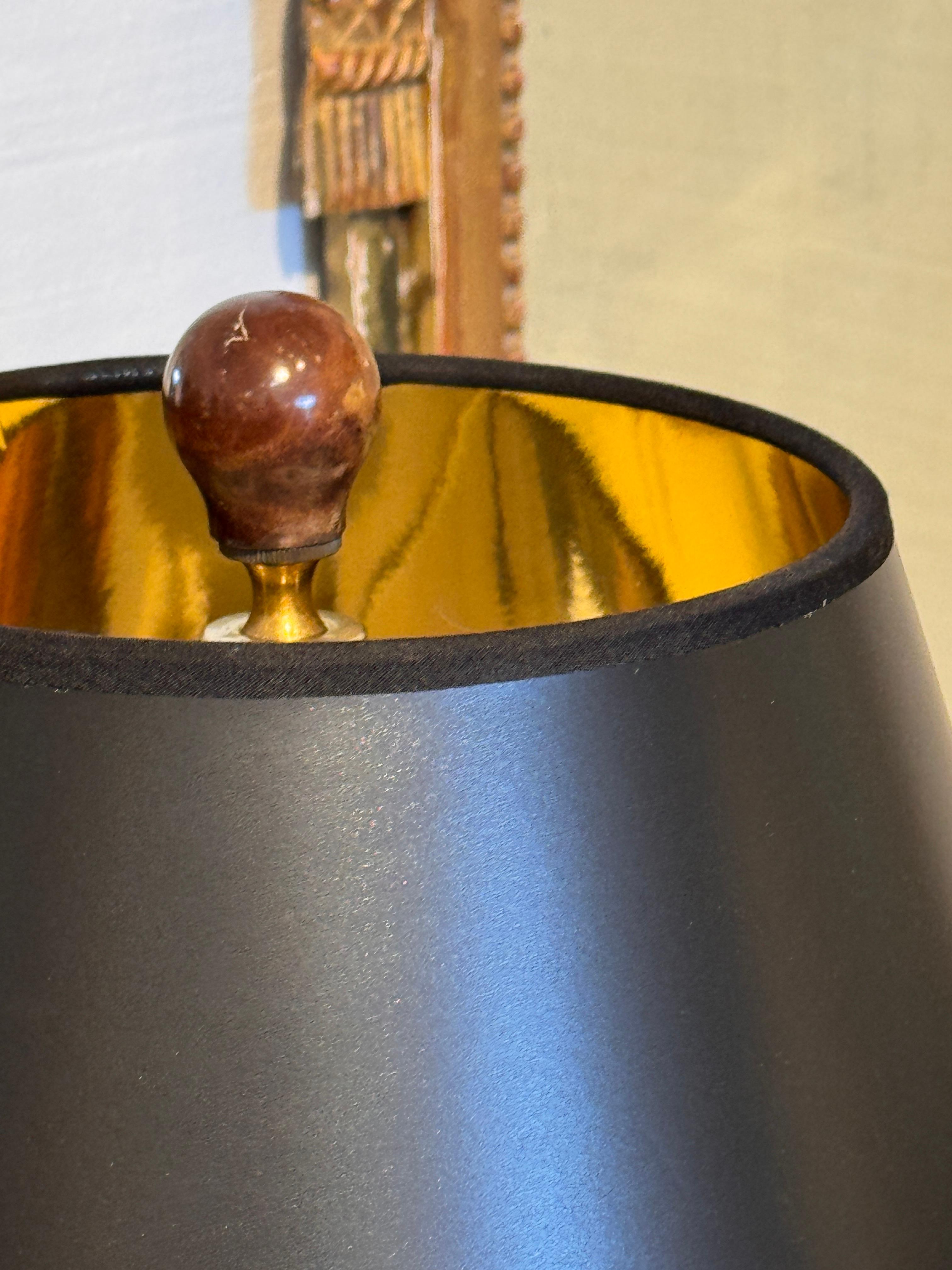 Coppia di lampade in alabastro con capitelli intagliati degli anni '50 in vendita 1