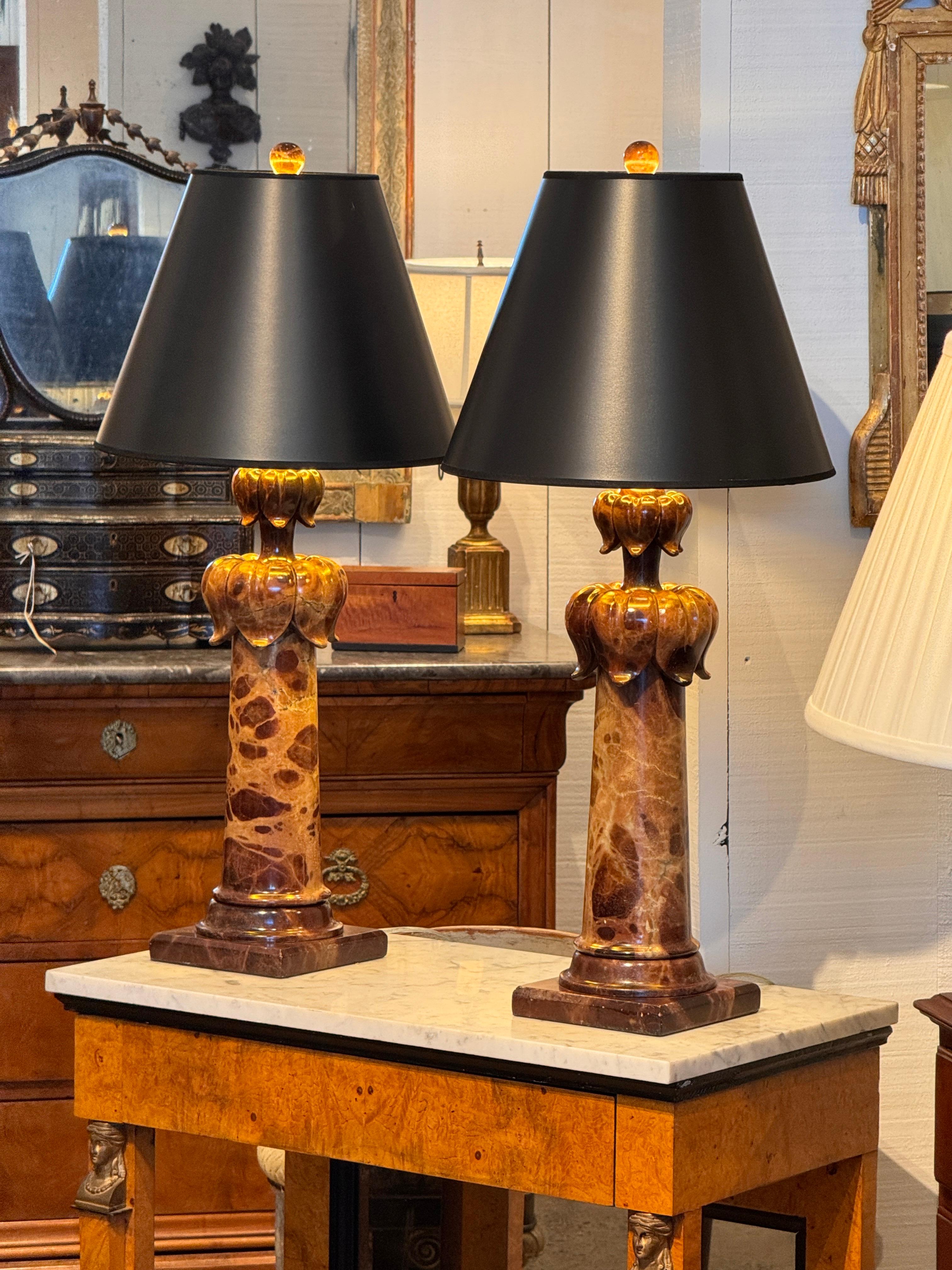 Coppia di lampade in alabastro con capitelli intagliati degli anni '50 in vendita 2