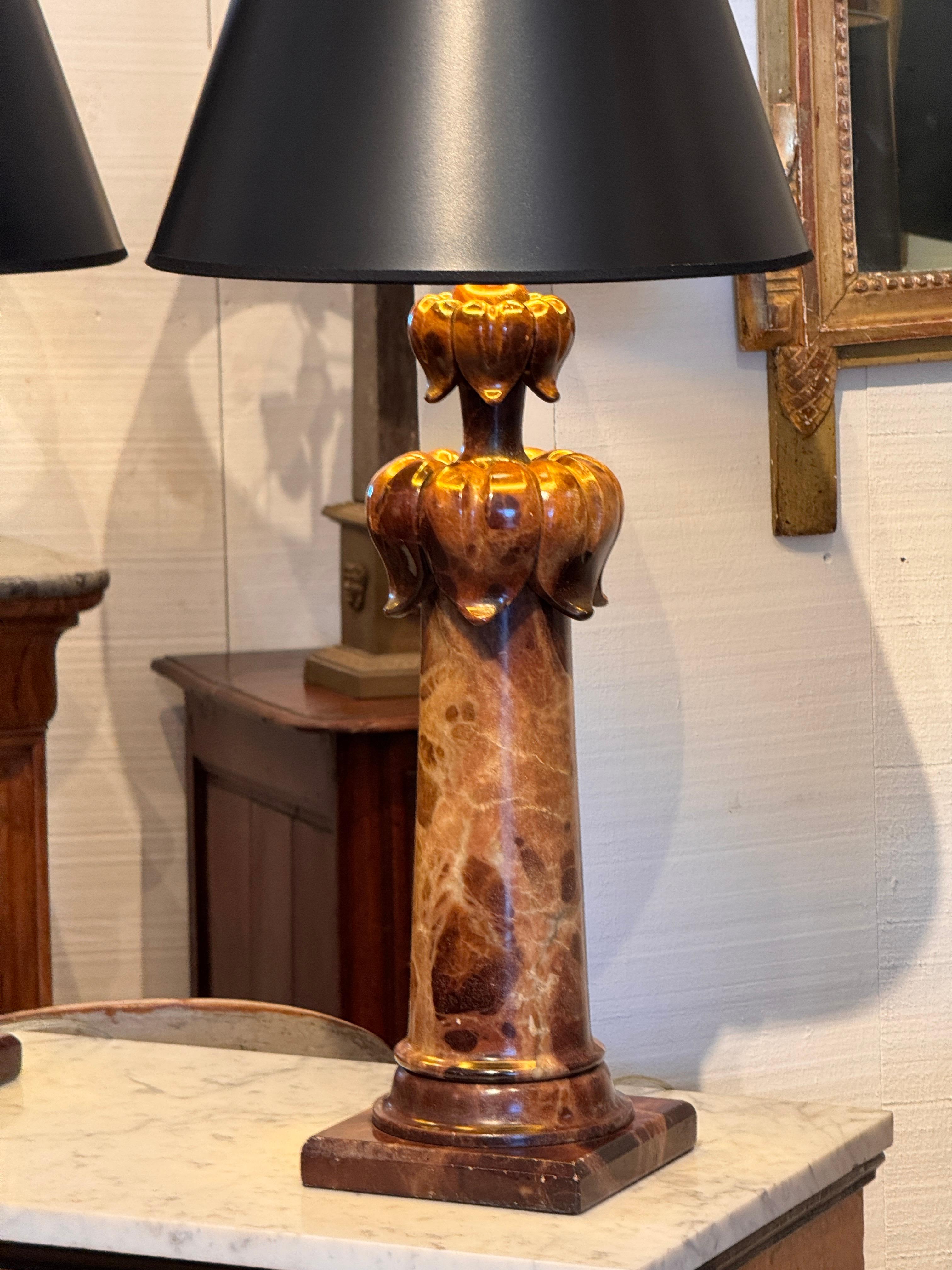 Coppia di lampade in alabastro con capitelli intagliati degli anni '50 in vendita 3