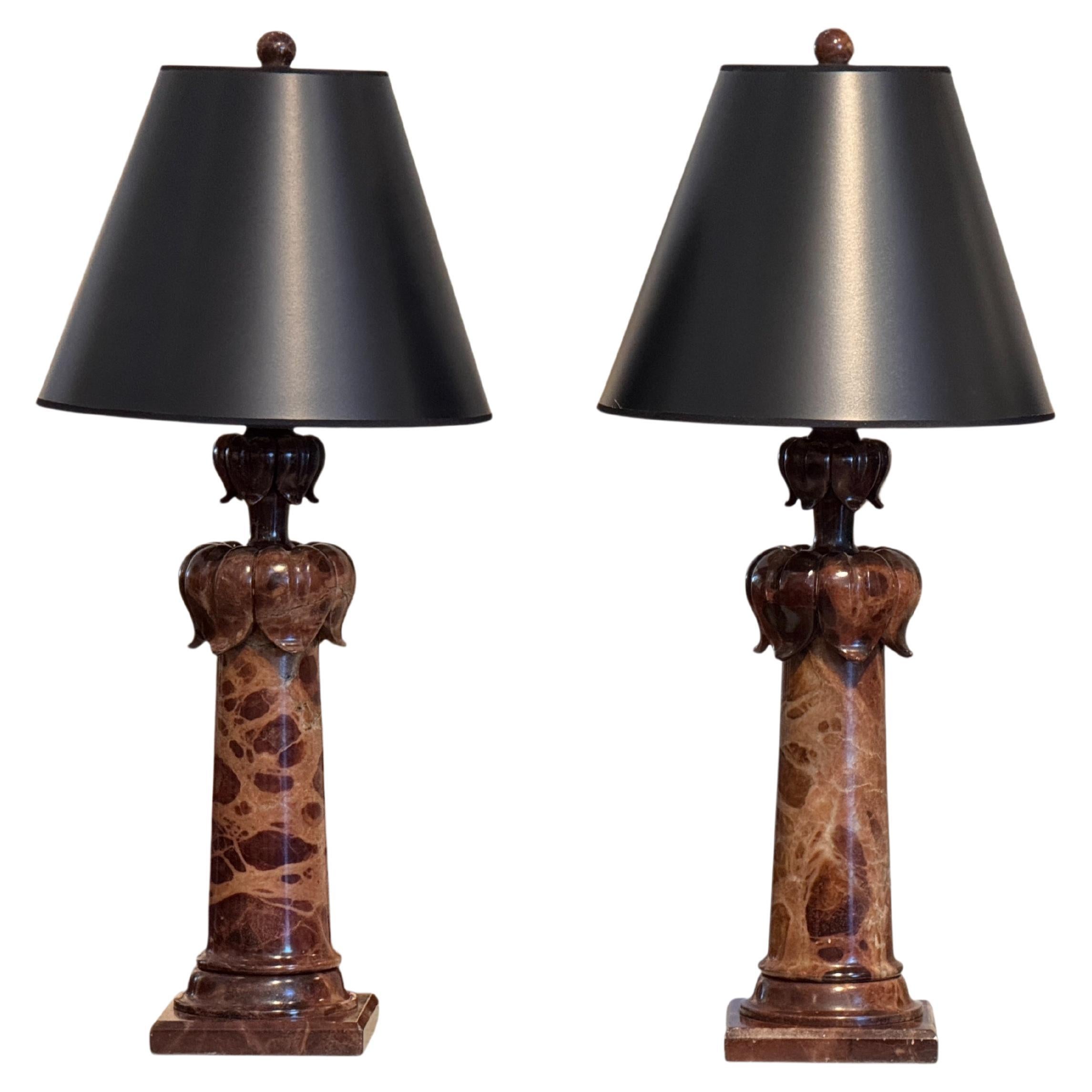 Coppia di lampade in alabastro con capitelli intagliati degli anni 
50 in vendita