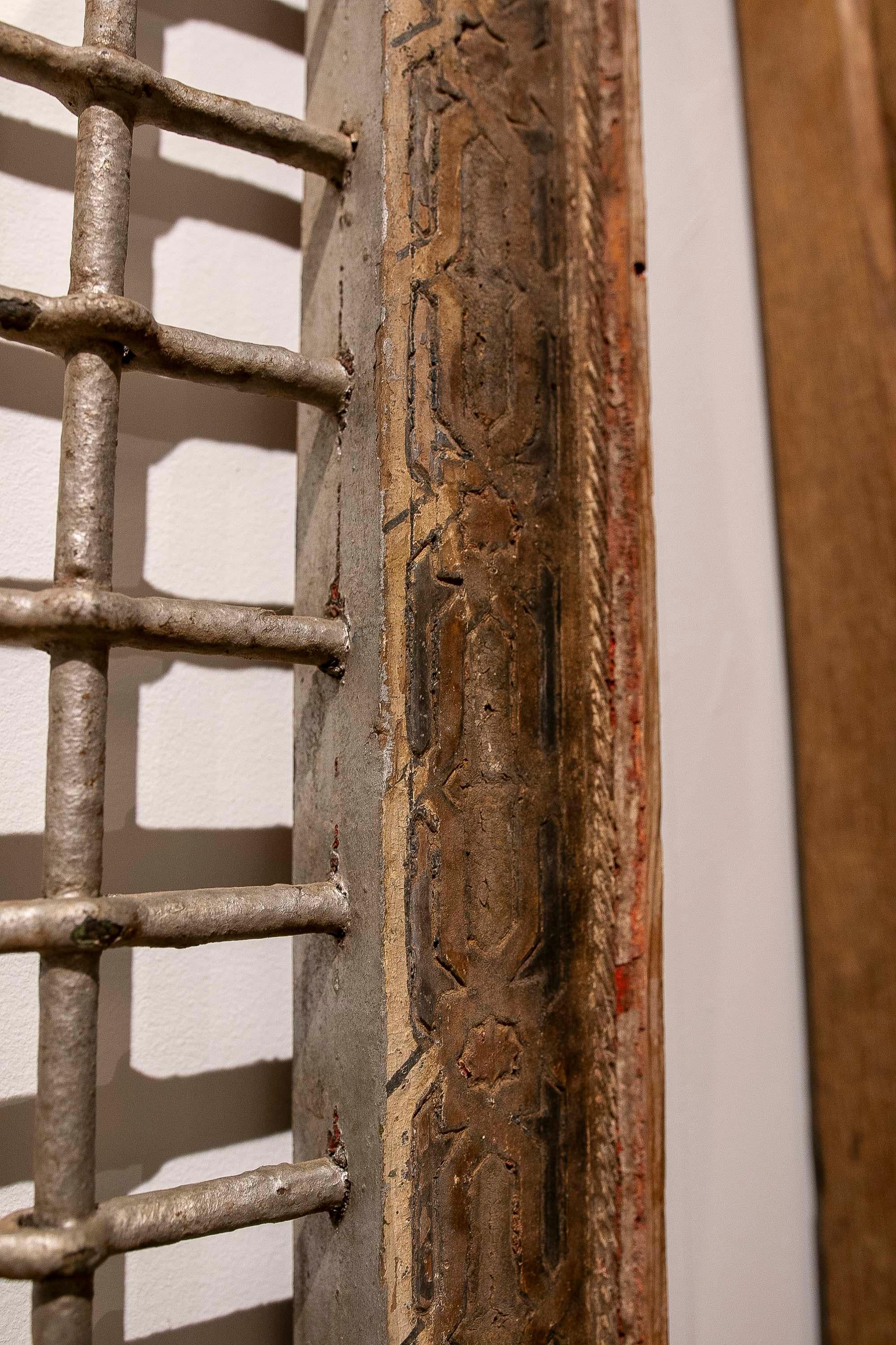 1950s Pair of Antique Carved Iron Grilles with Original Polychrome Frame For Sale 7