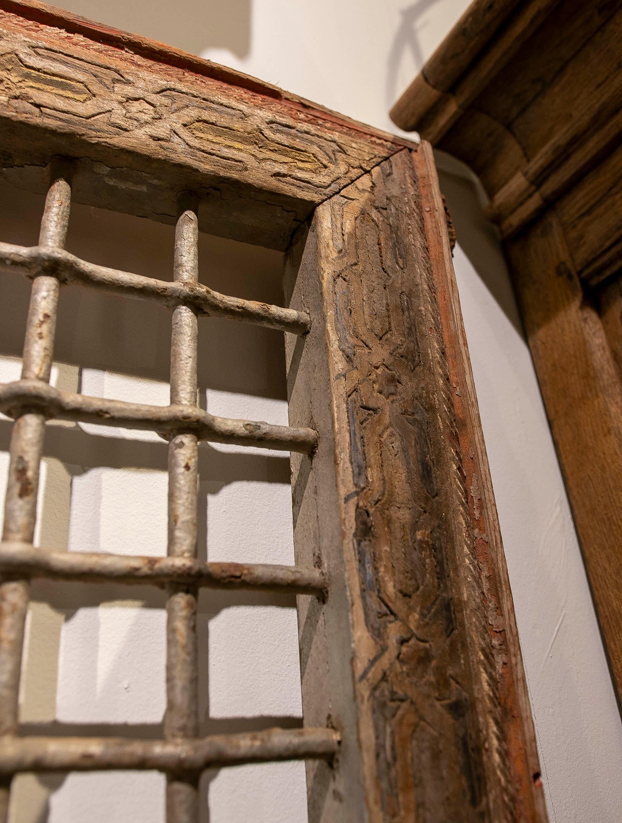 1950s Pair of Antique Carved Iron Grilles with Original Polychrome Frame For Sale 8