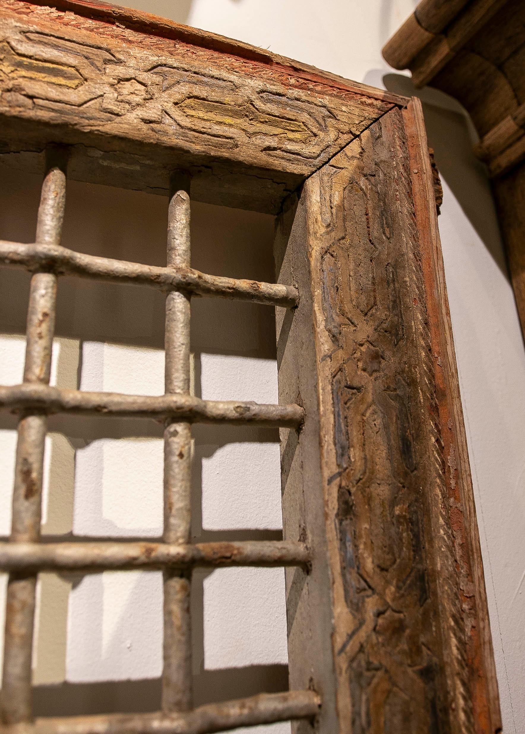 1950s Pair of Antique Carved Iron Grilles with Original Polychrome Frame For Sale 2