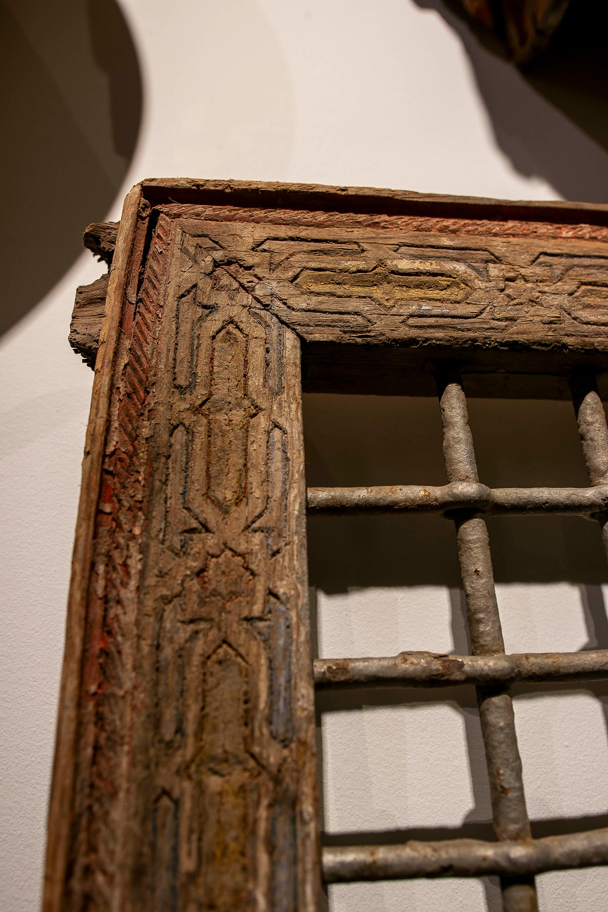 1950s Pair of Antique Carved Iron Grilles with Original Polychrome Frame For Sale 3