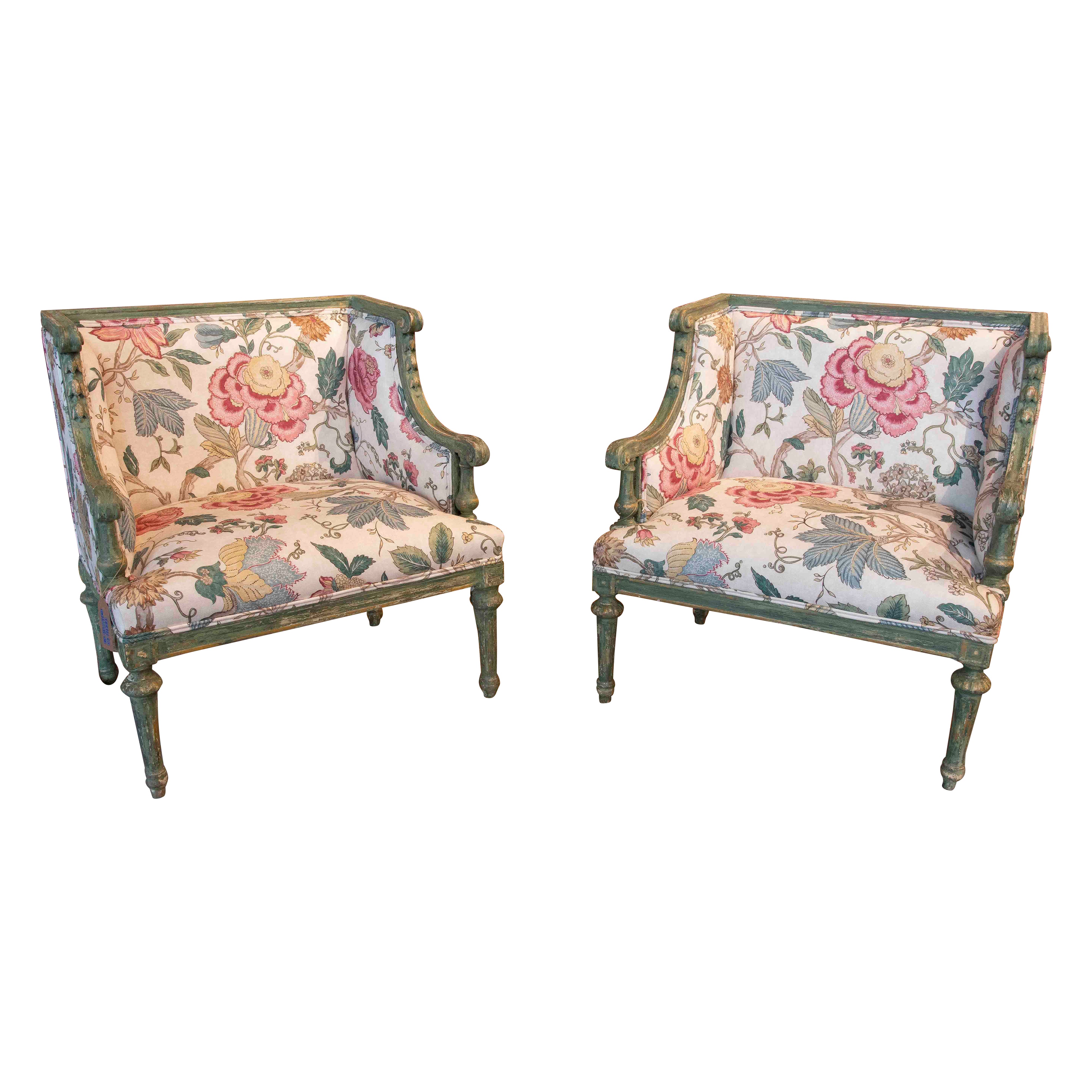 Antique French Sessel aus den 1950er Jahren mit floraler Polsterung und grüner Patina im Angebot