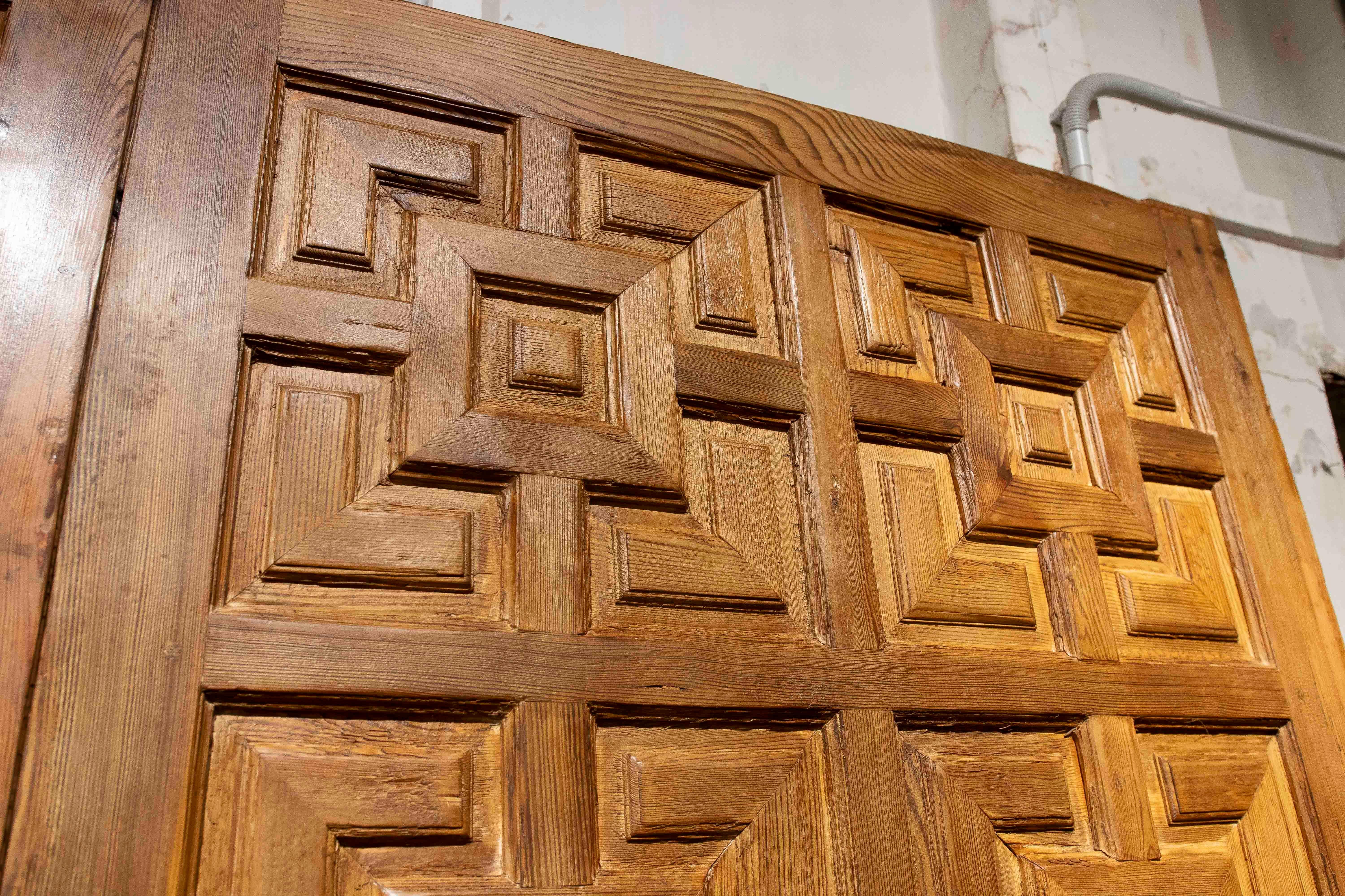 Paire d'anciennes portes espagnoles en bois sculpté à motifs géométriques datant des années 1950 en vente 4