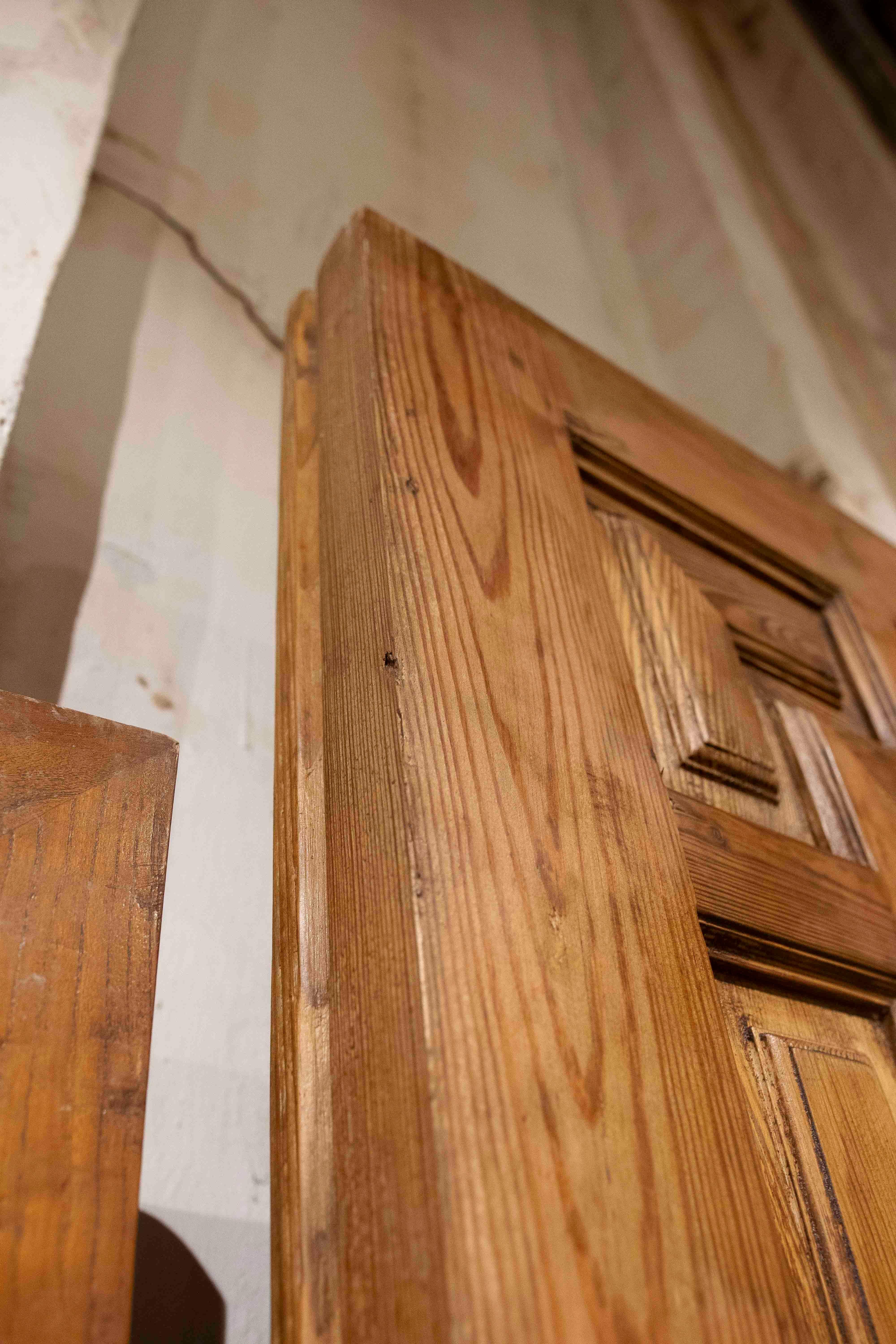 Paire d'anciennes portes espagnoles en bois sculpté à motifs géométriques datant des années 1950 en vente 5