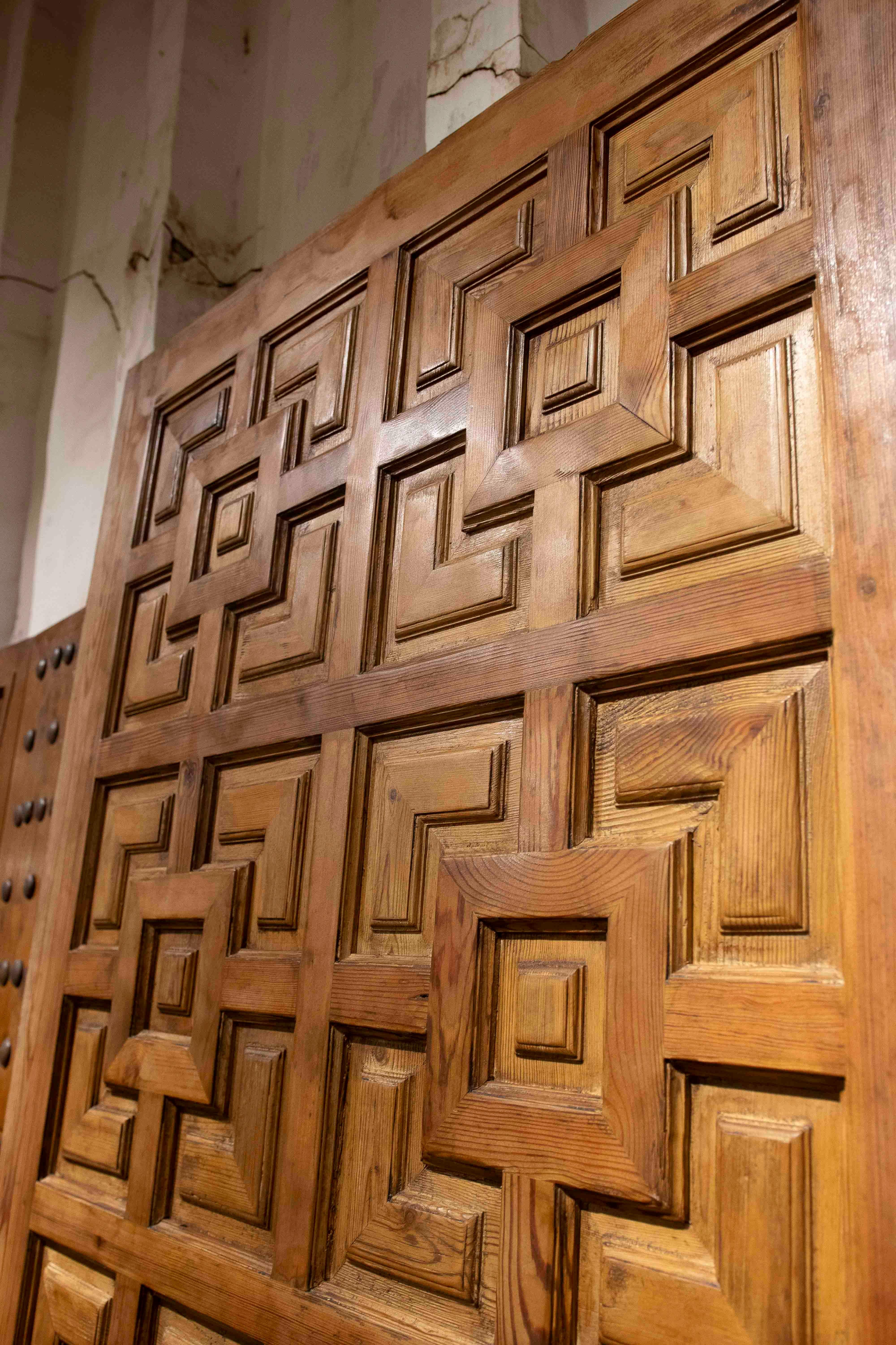 Paire d'anciennes portes espagnoles en bois sculpté à motifs géométriques datant des années 1950 en vente 8