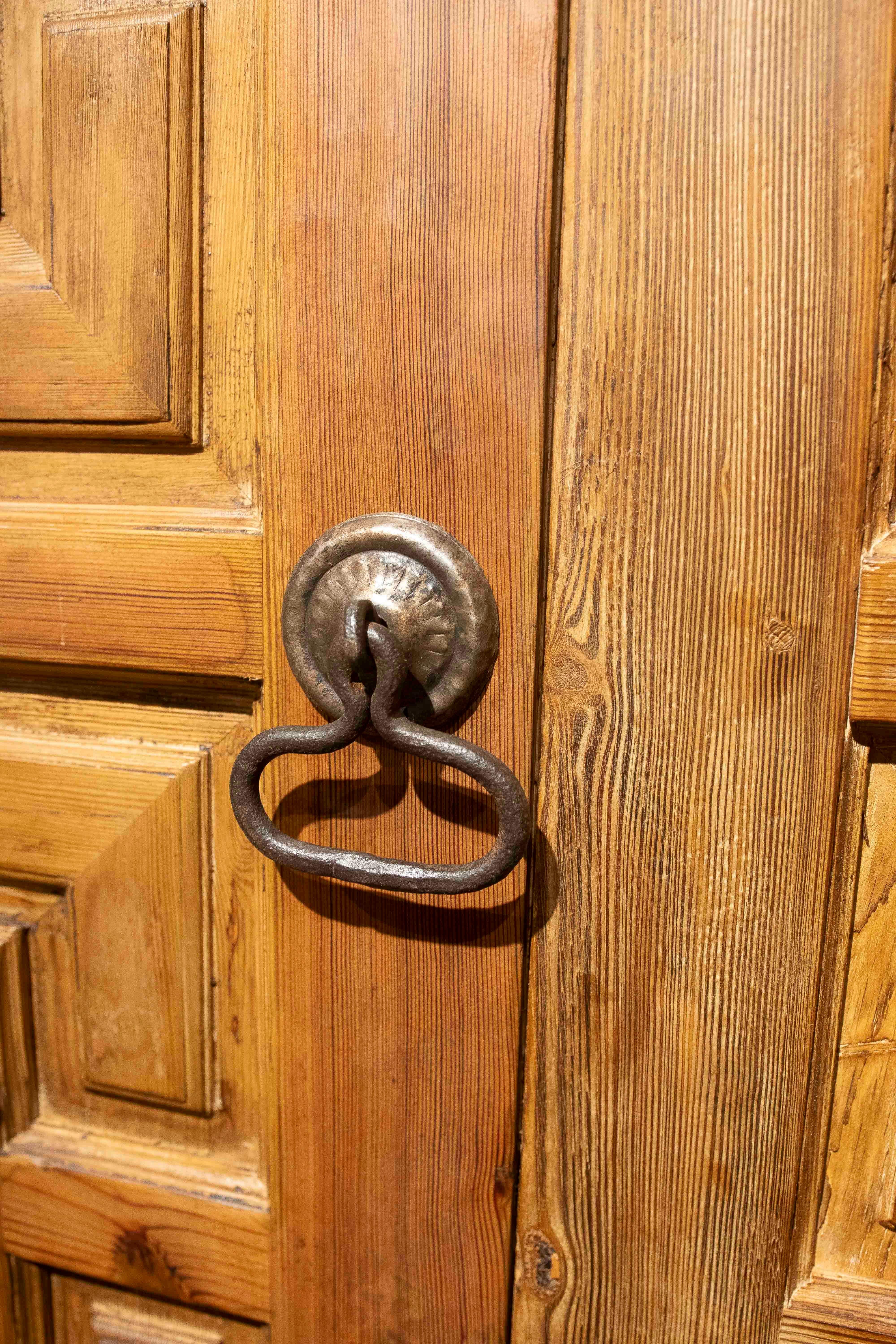Paire d'anciennes portes espagnoles en bois sculpté à motifs géométriques datant des années 1950 Bon état - En vente à Marbella, ES