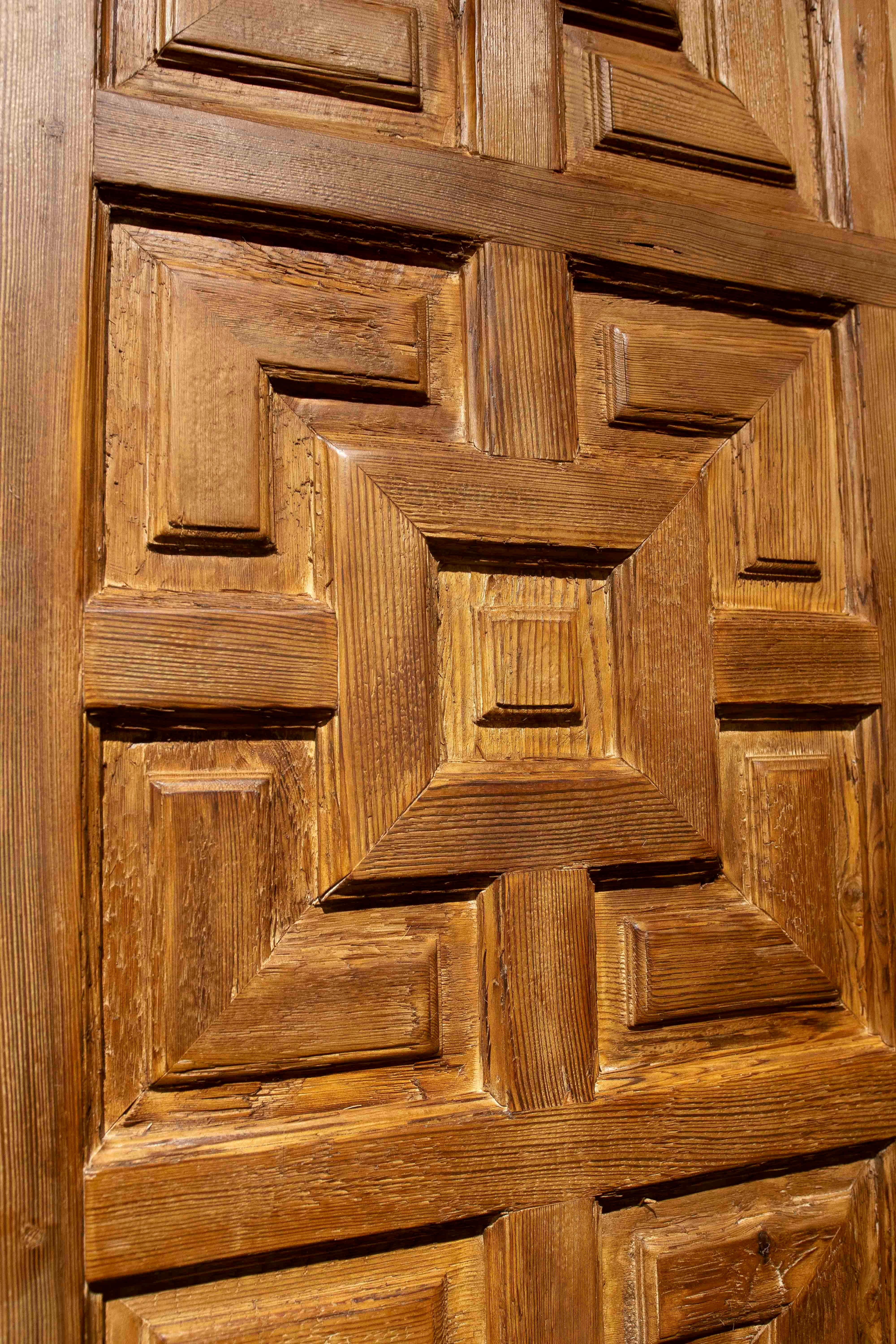 20ième siècle Paire d'anciennes portes espagnoles en bois sculpté à motifs géométriques datant des années 1950 en vente