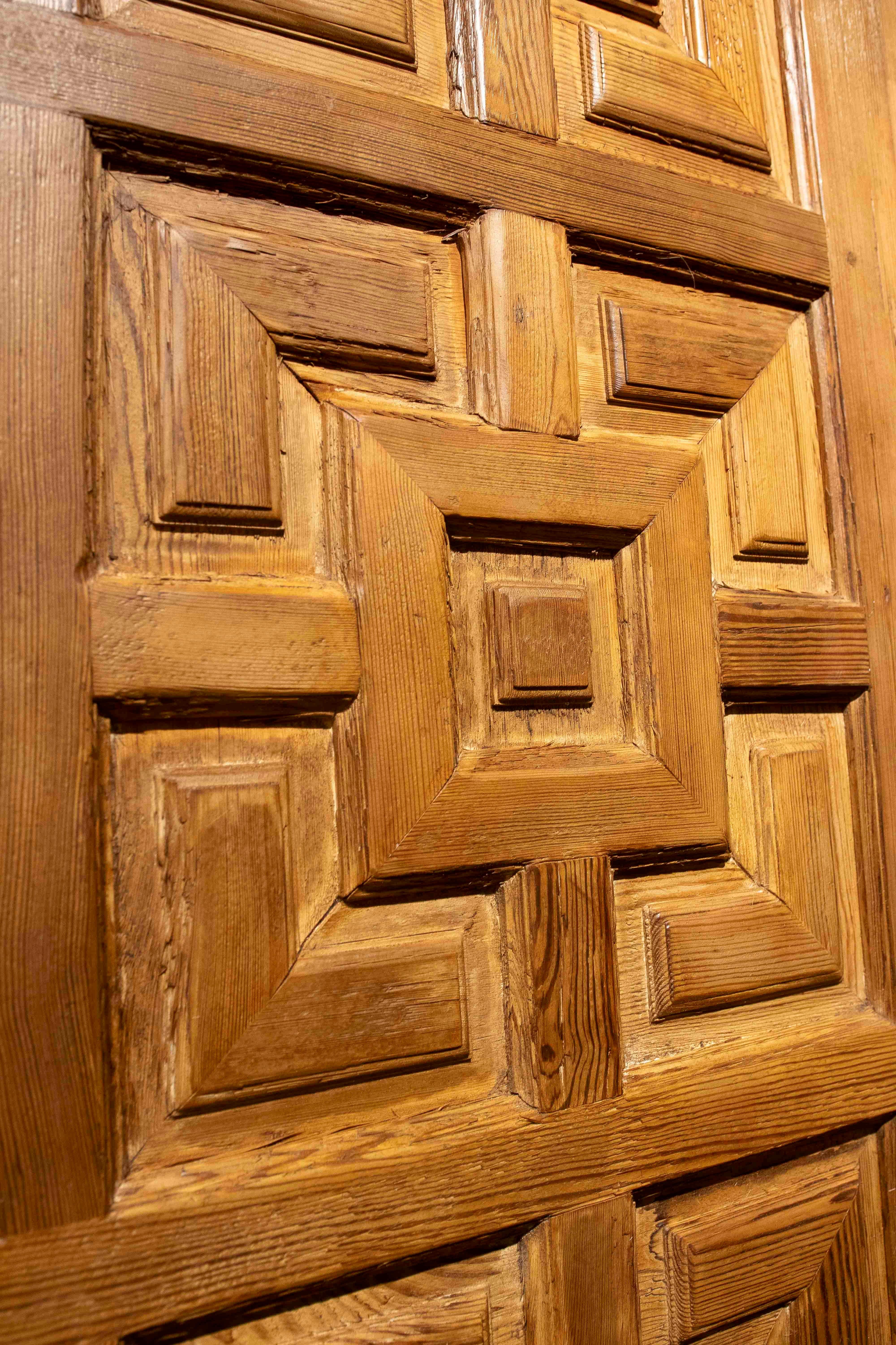 Fer Paire d'anciennes portes espagnoles en bois sculpté à motifs géométriques datant des années 1950 en vente