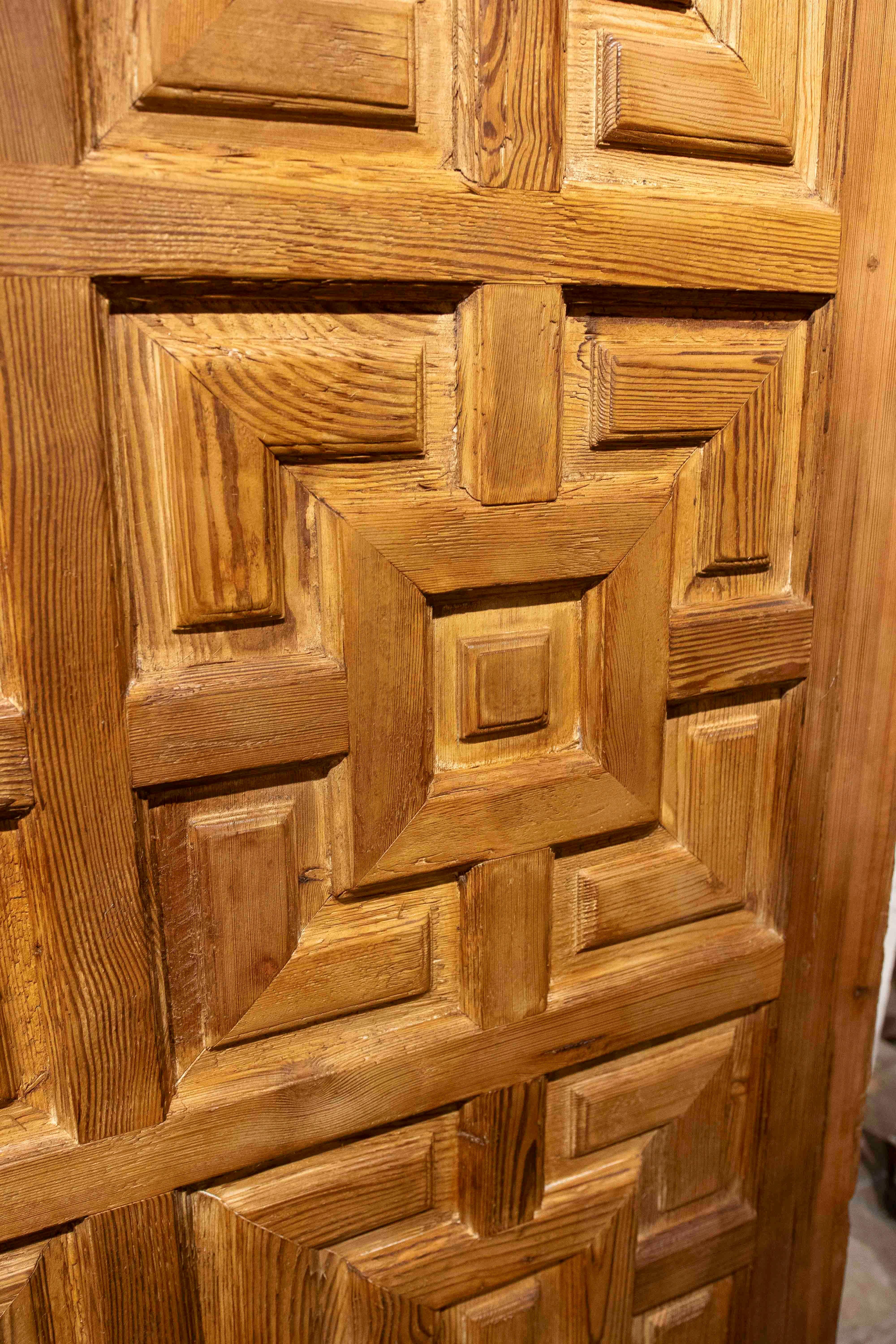 Paire d'anciennes portes espagnoles en bois sculpté à motifs géométriques datant des années 1950 en vente 1