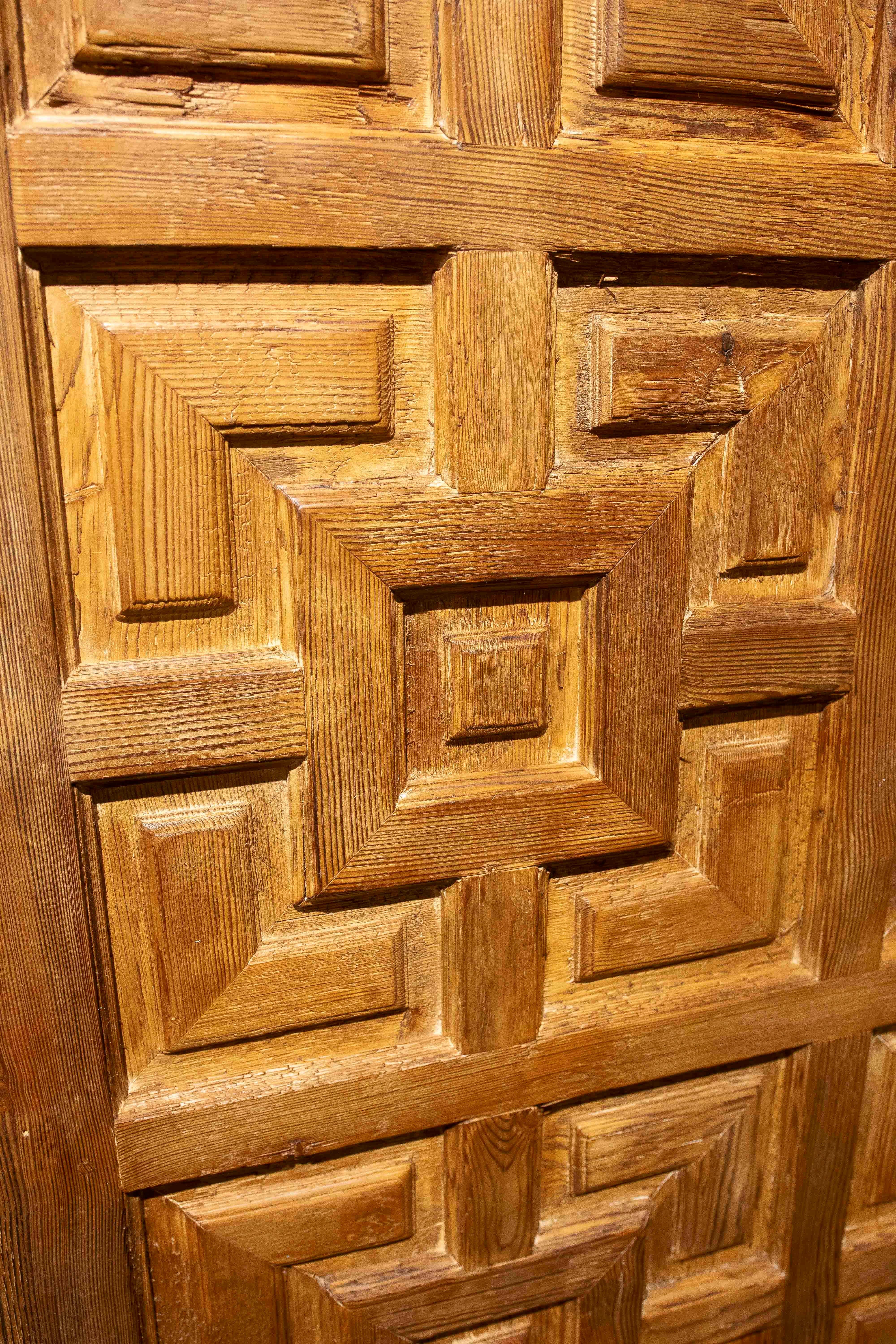 Paire d'anciennes portes espagnoles en bois sculpté à motifs géométriques datant des années 1950 en vente 2