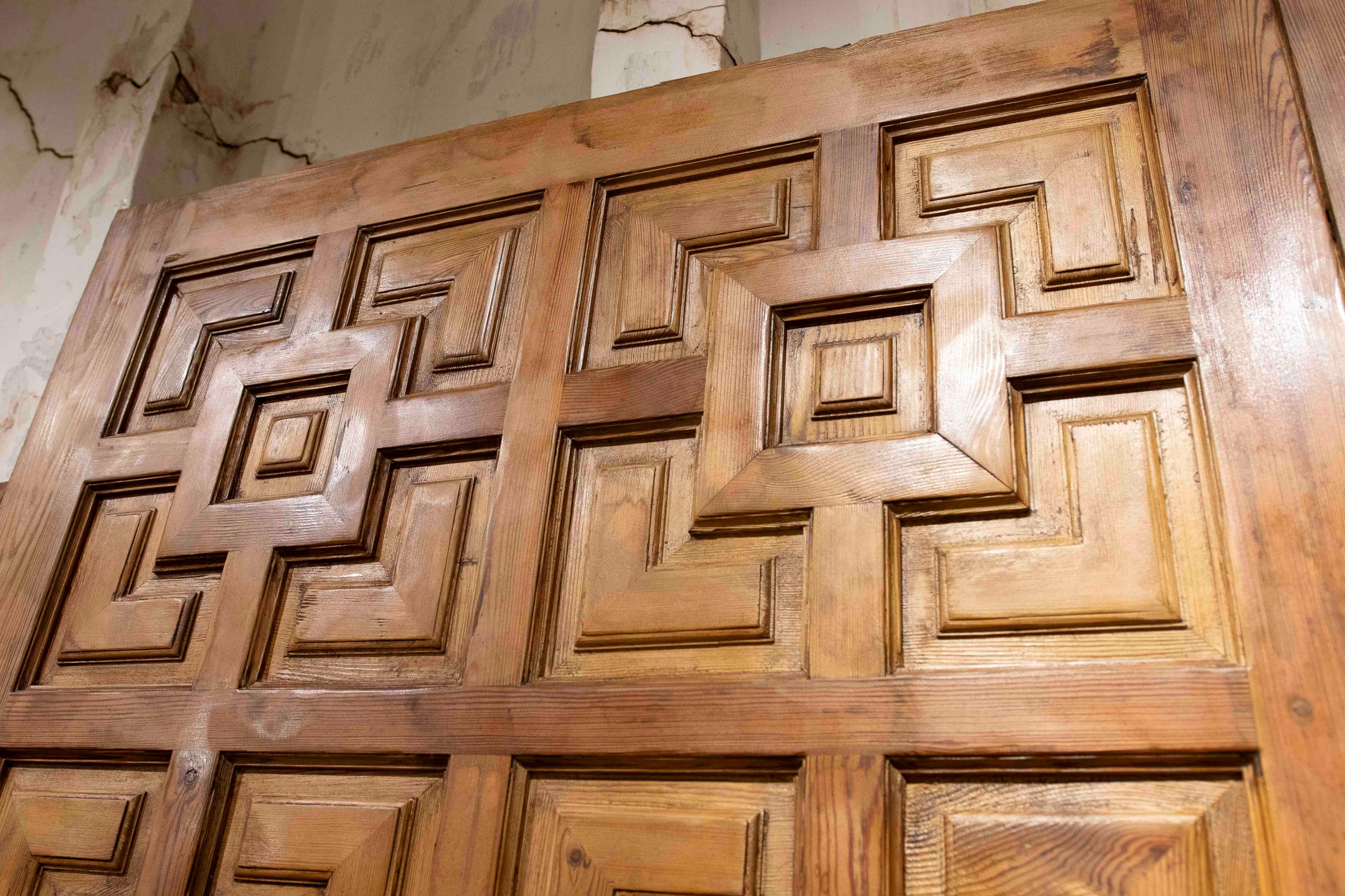 Paire d'anciennes portes espagnoles en bois sculpté à motifs géométriques datant des années 1950 en vente 3
