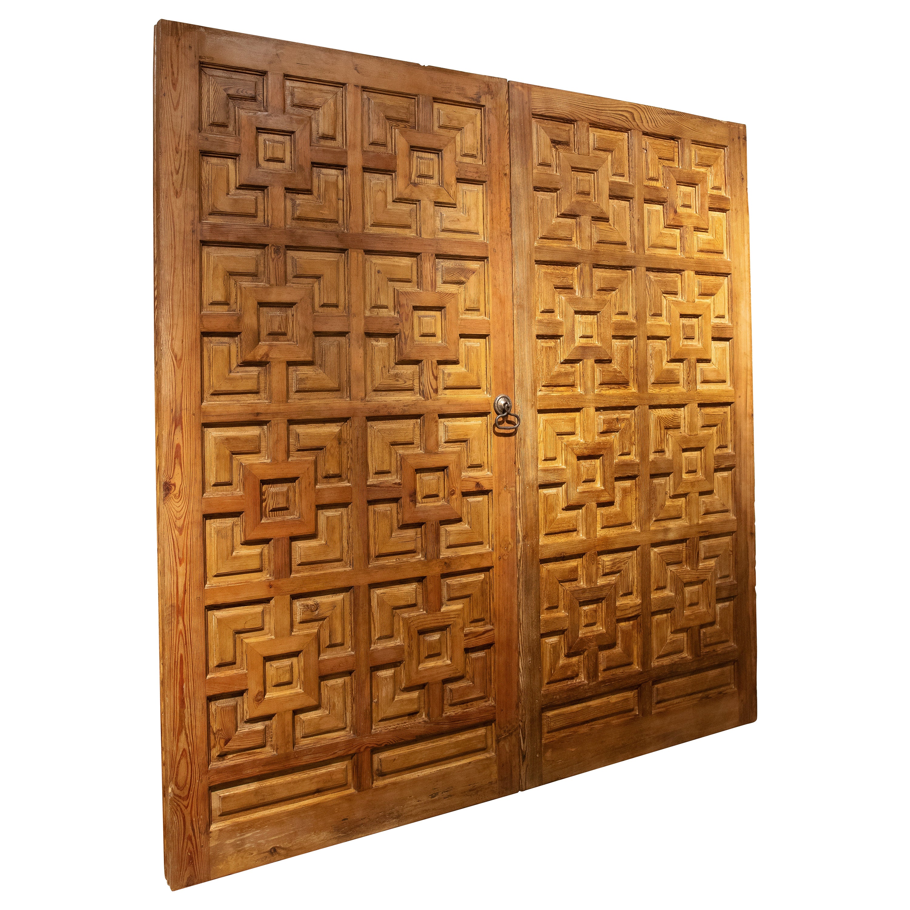Paire d'anciennes portes espagnoles en bois sculpté à motifs géométriques datant des années 1950 en vente