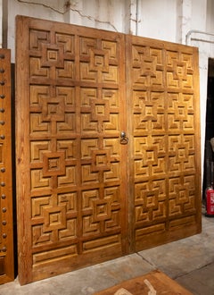 Paire d'anciennes portes espagnoles en bois sculpté à motifs géométriques datant des années 1950