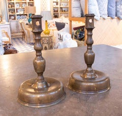 Coppia di candelieri antichi in ottone tornito degli anni '50 in stile classico