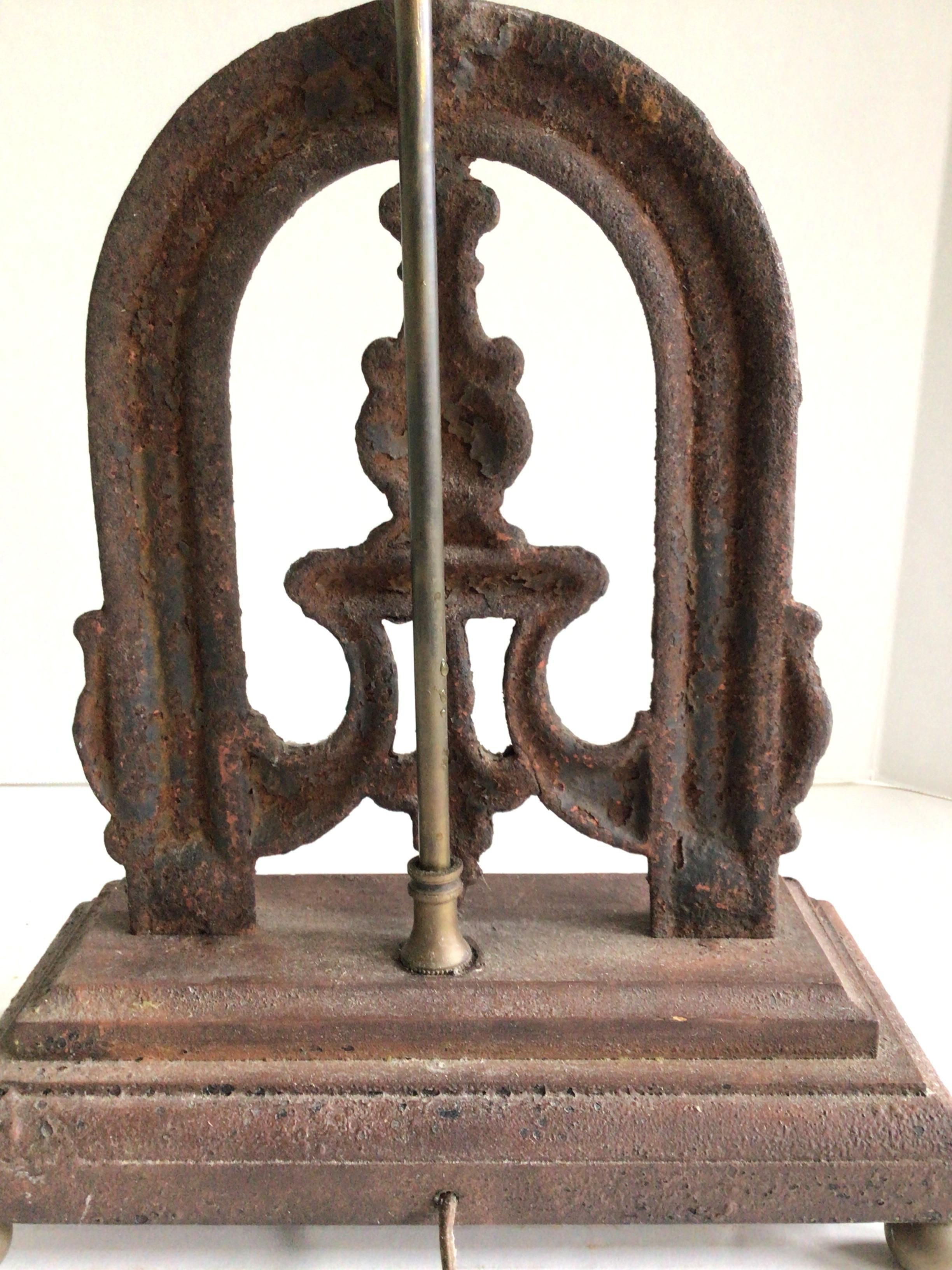 Pareja de lámparas de sobremesa de hierro arquitectónico de los años 50 con remates decorativos en venta 4
