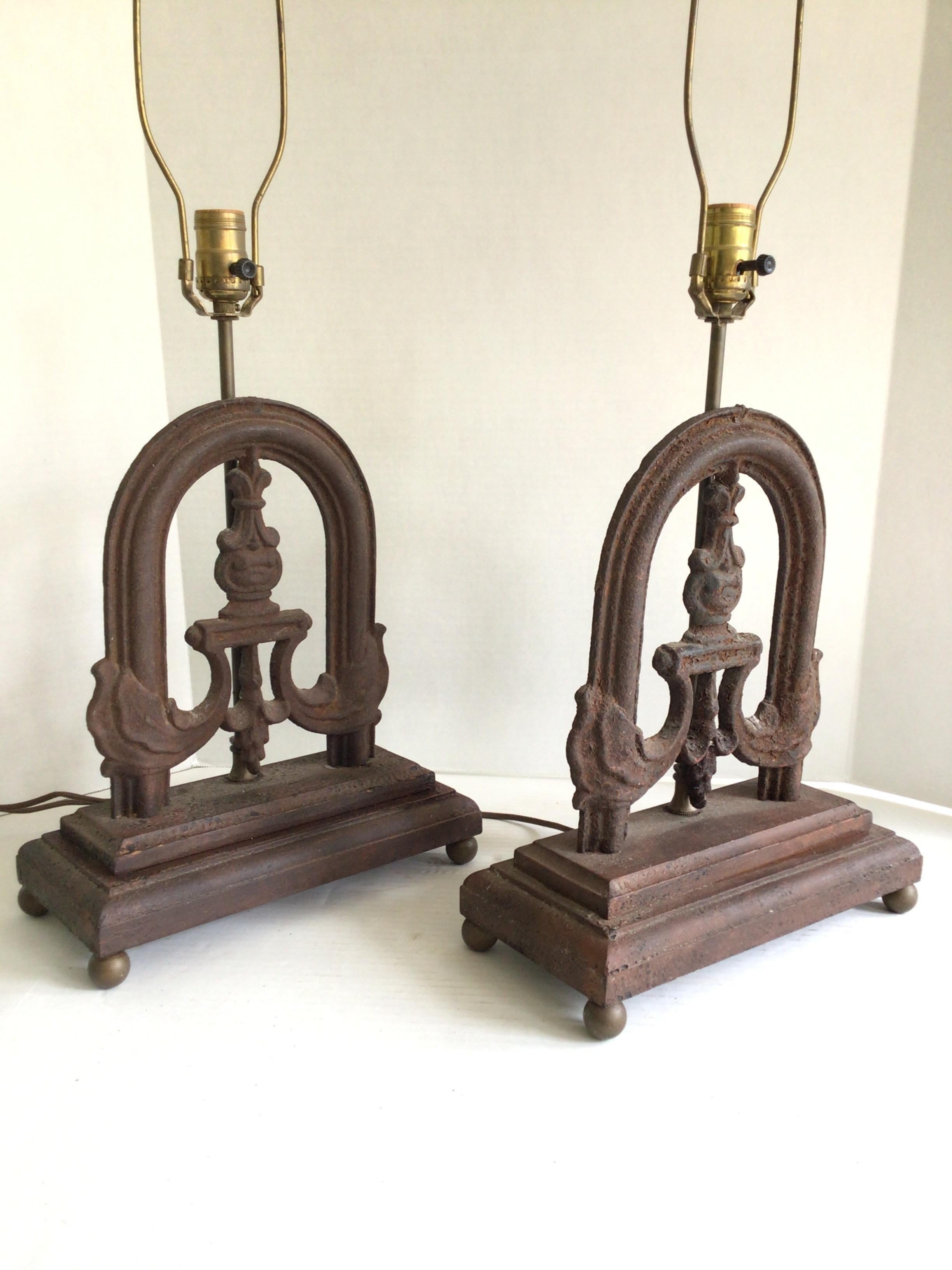 Pareja de lámparas de sobremesa de hierro arquitectónico de los años 50 con remates decorativos Vaciado en venta