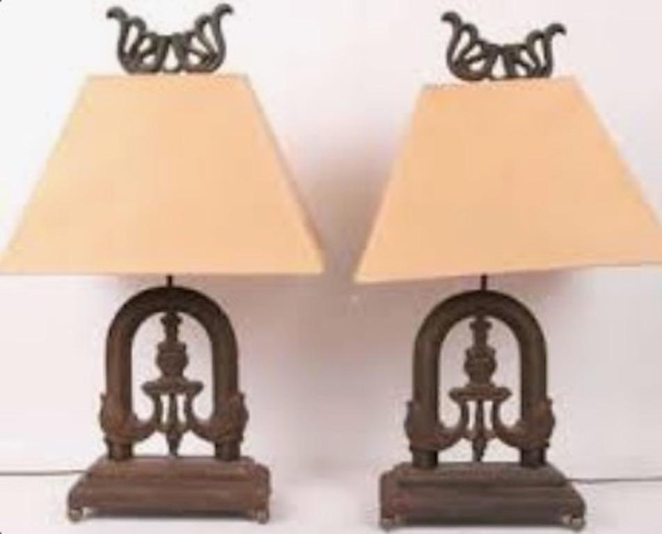 Pareja de lámparas de sobremesa de hierro arquitectónico de los años 50 con remates decorativos mediados del siglo XX en venta