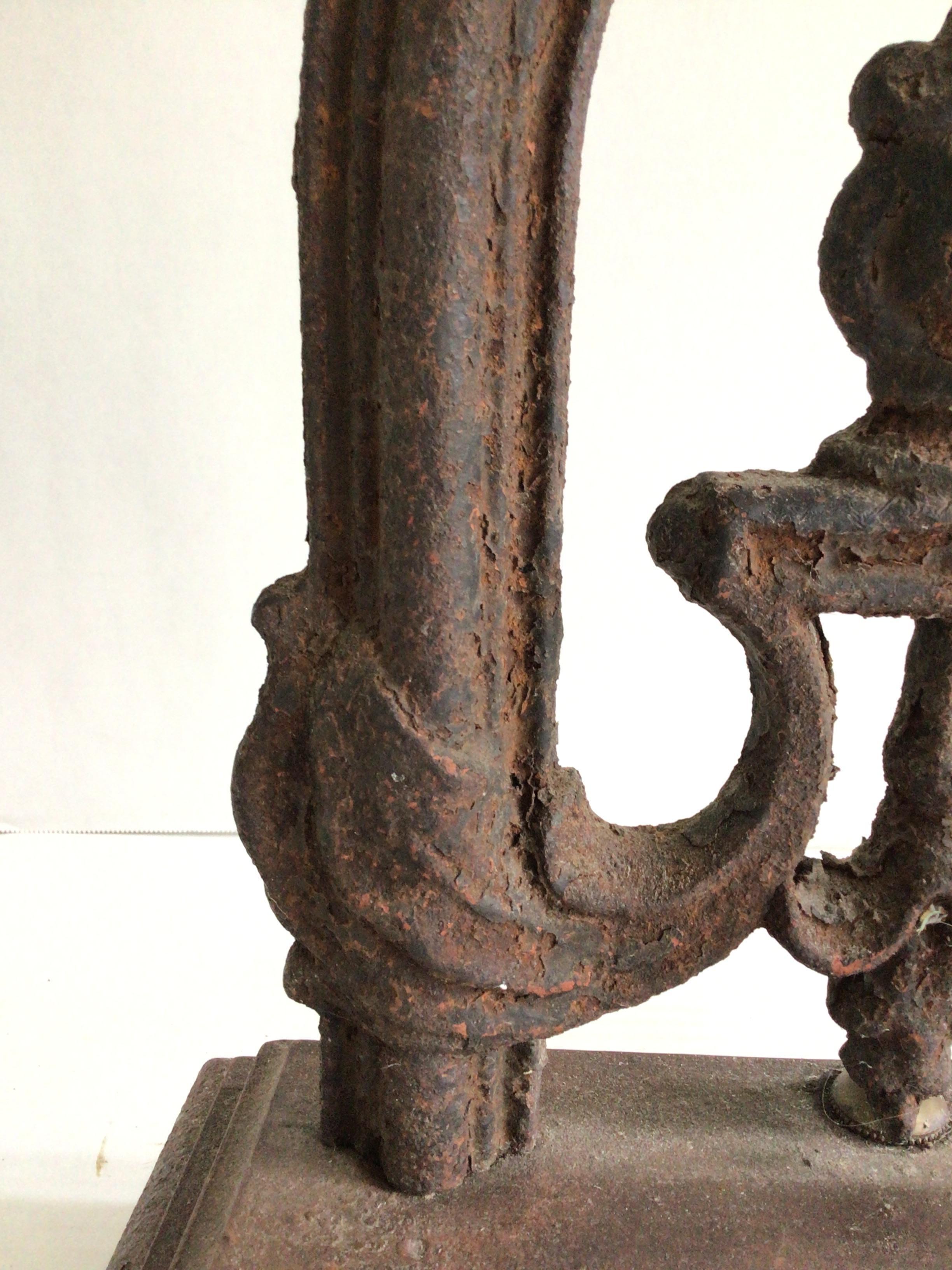 Pareja de lámparas de sobremesa de hierro arquitectónico de los años 50 con remates decorativos en venta 2