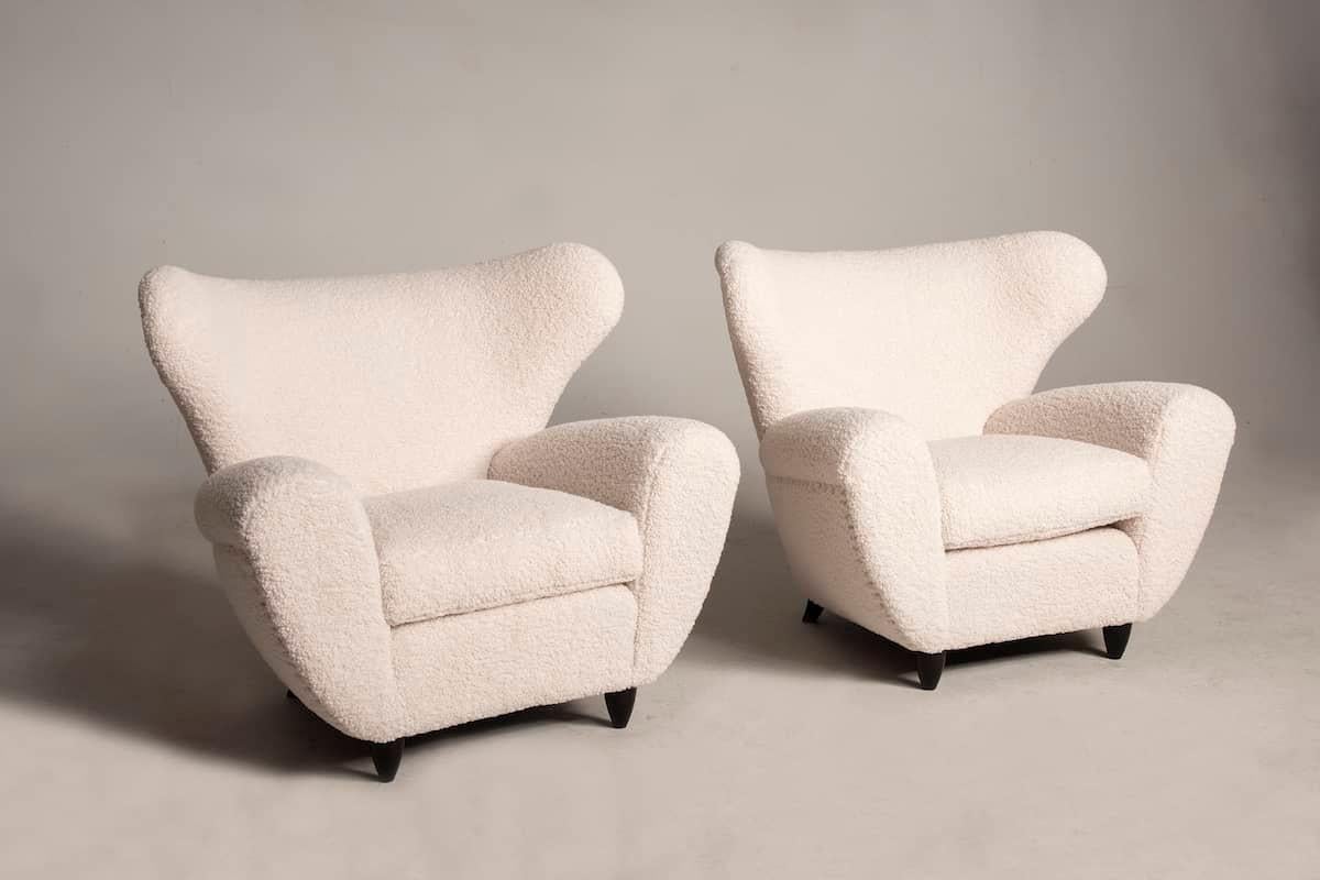 Pair of 1950s armchairs attributed to Guglielmo Ulrich, a designer characterized by producing a great deal of unique furniture and furnishings designed down to the smallest detail. 

The upholstery and lining have been redone so as to adapt them to