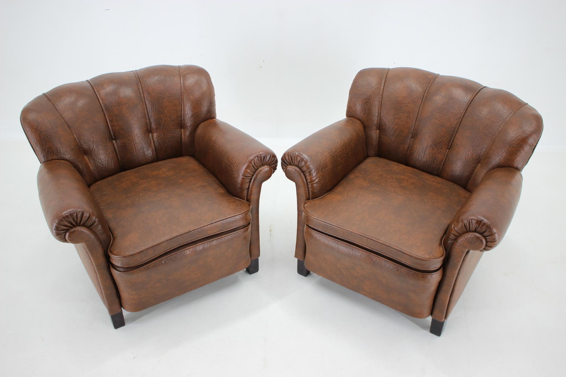 1950s Pair of Armchairs in Leatherette, Czehoslovakia In Good Condition For Sale In Praha, CZ