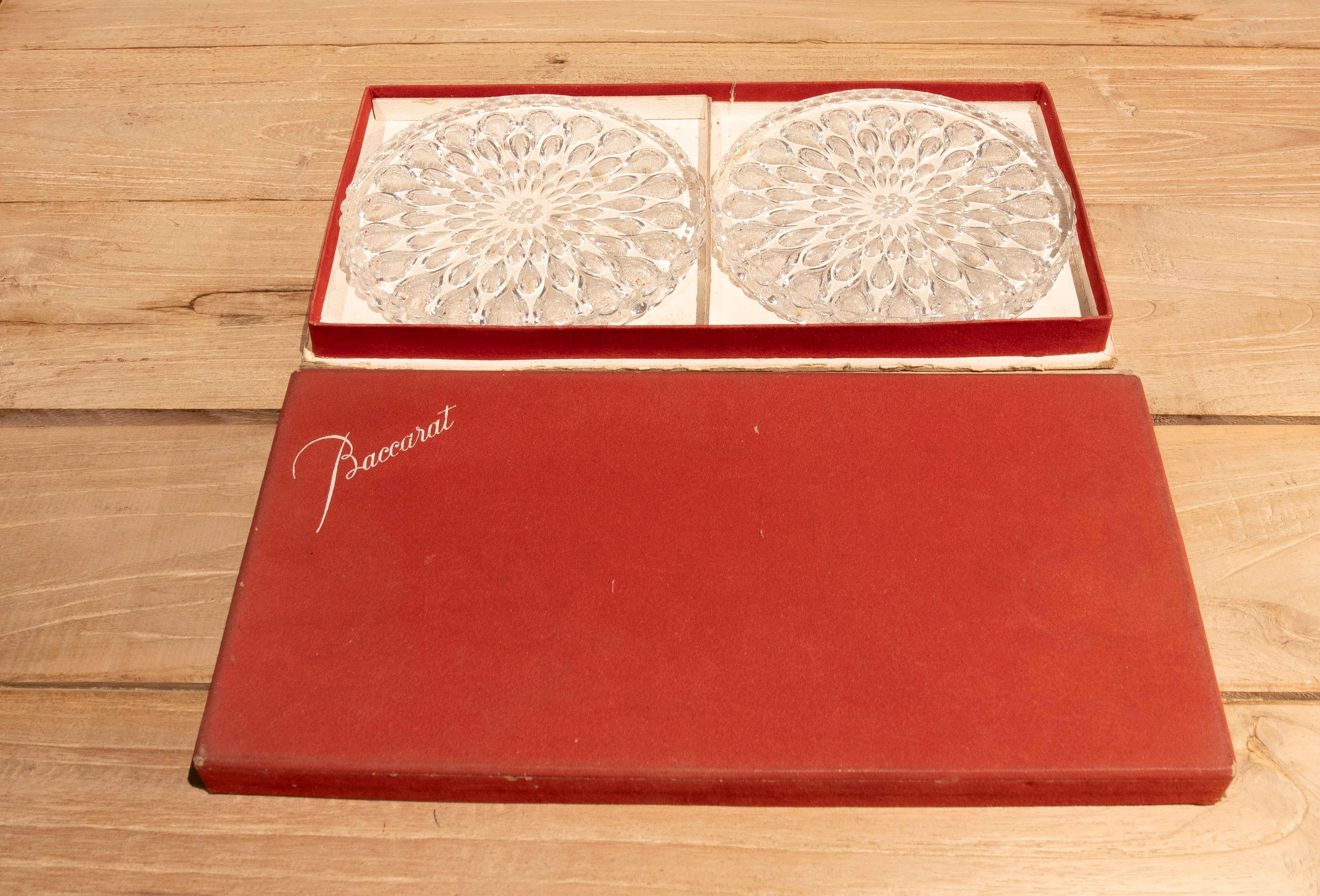 1950er Jahre Paar Baccarat Kristall Weinflaschenteller mit Etui (Französisch) im Angebot