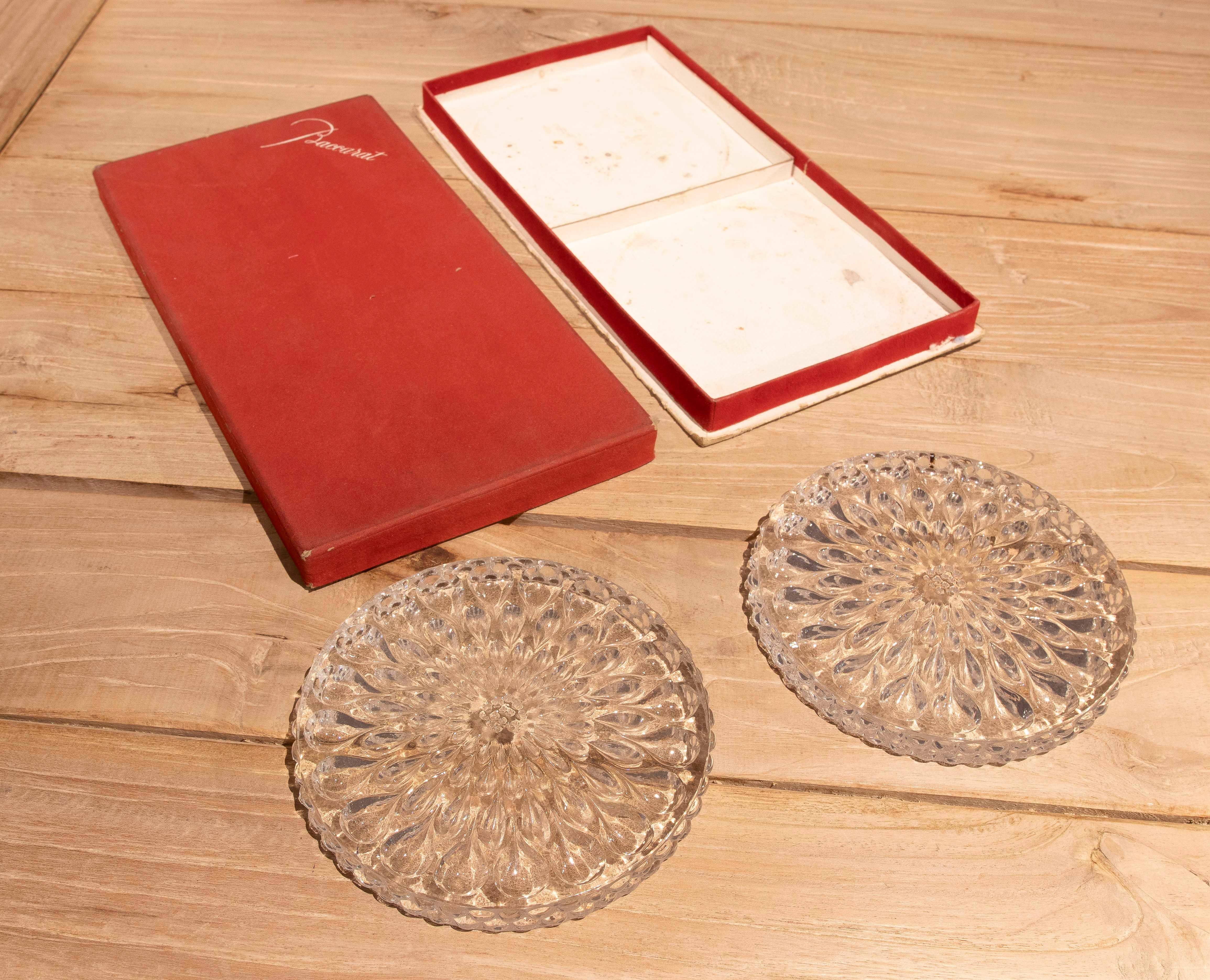 1950er Jahre Paar Baccarat Kristall Weinflaschenteller mit Etui (Mitte des 20. Jahrhunderts) im Angebot