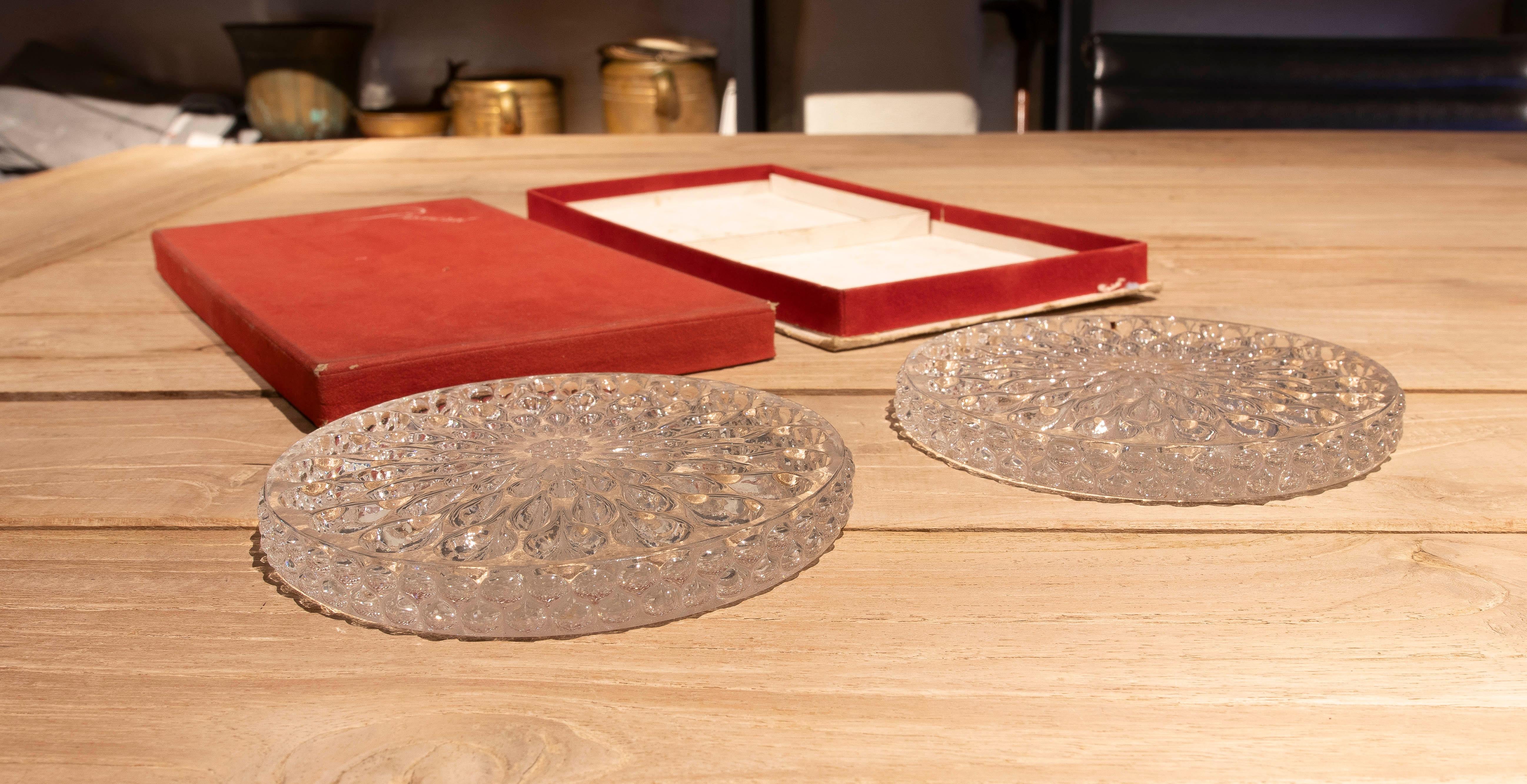 1950er Jahre Paar Baccarat Kristall Weinflaschenteller mit Etui (Glas) im Angebot