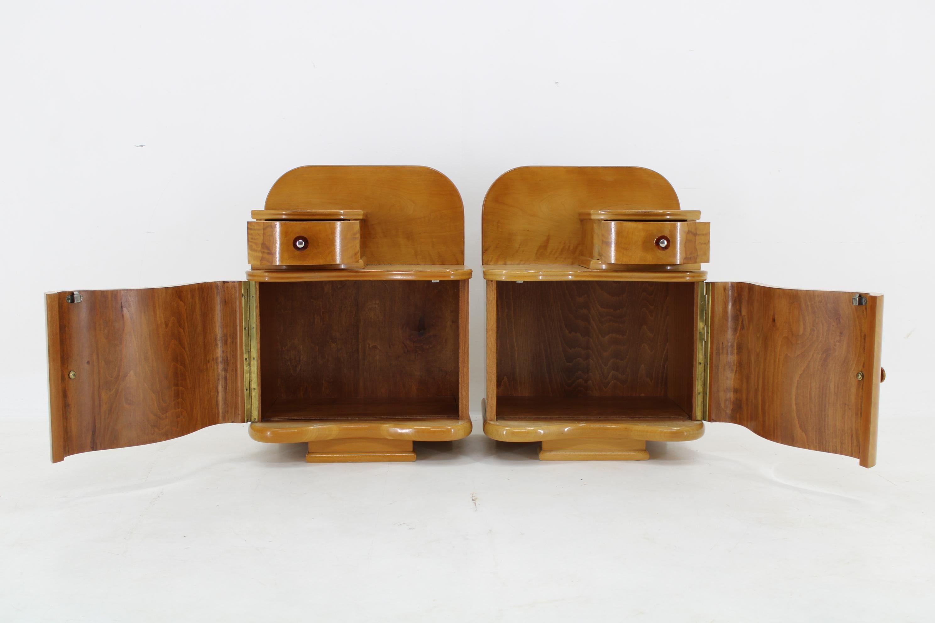 Milieu du XXe siècle Paire de tables de chevet des années 1950, Tchécoslovaquie en vente