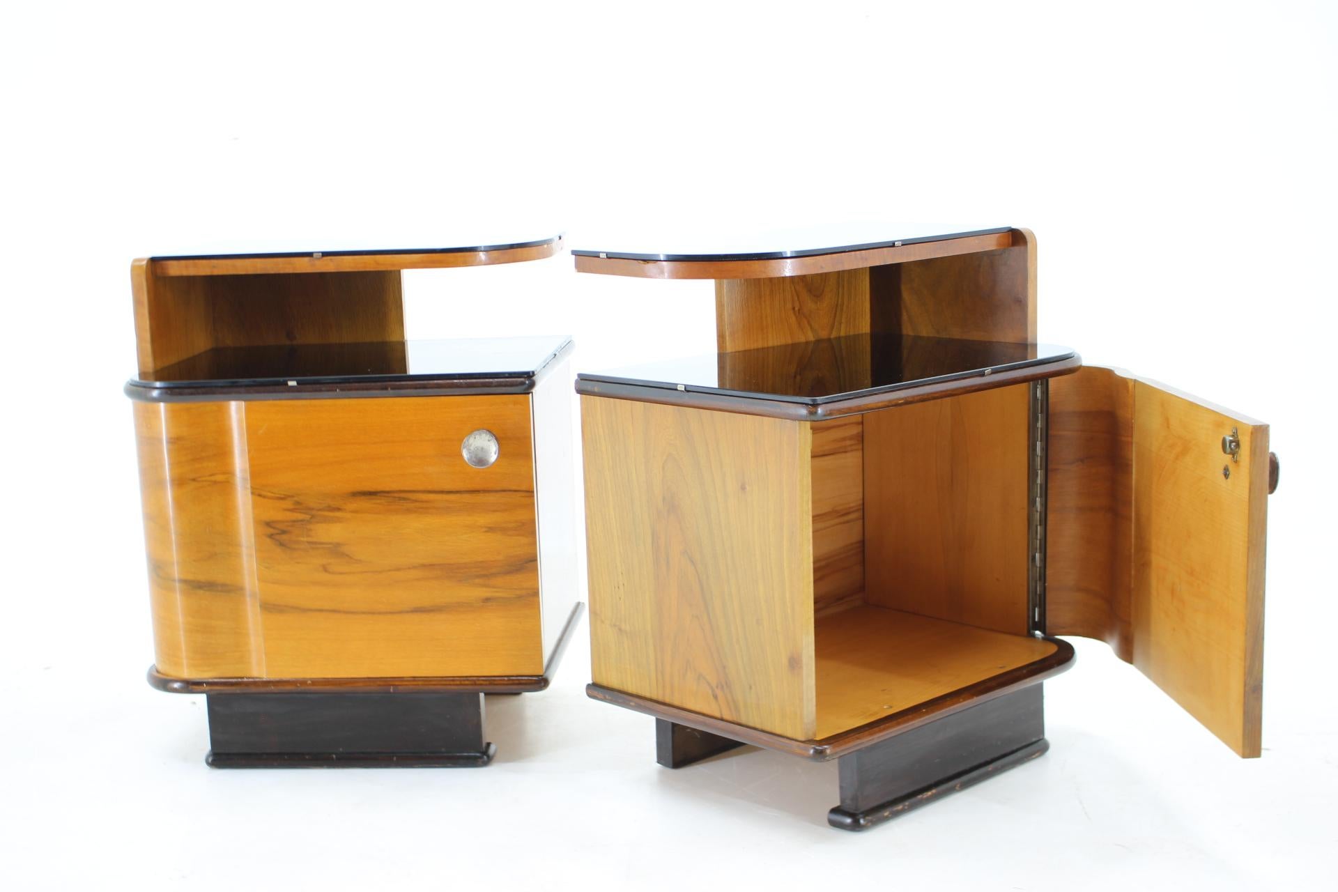 1950s Pair of Bedside Tables in Walnut Veneer, Czechoslovakia  In Good Condition For Sale In Praha, CZ