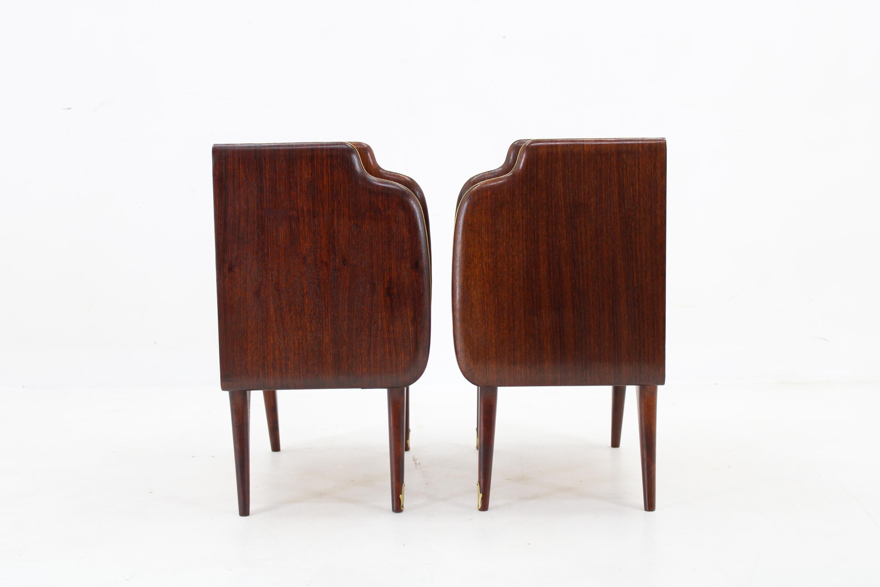Pareja de mesillas de noche de los años 50, Italia siglo XX en venta