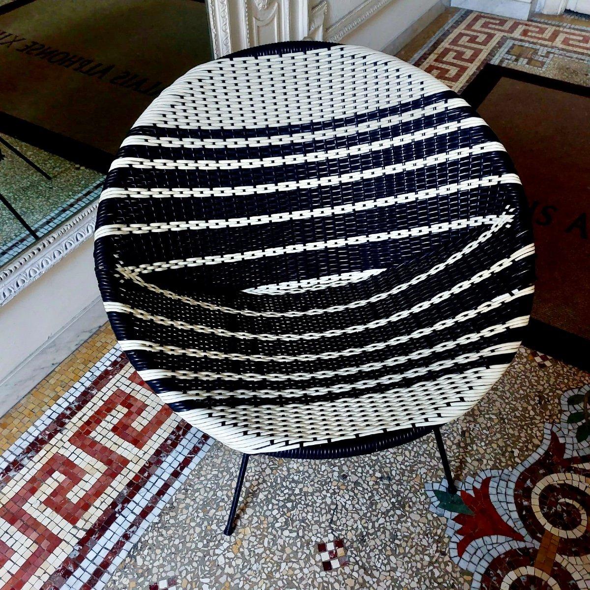 Suédois Paire de chaises longues satellites en vinyle tissé noir et blanc des années 1950  en vente