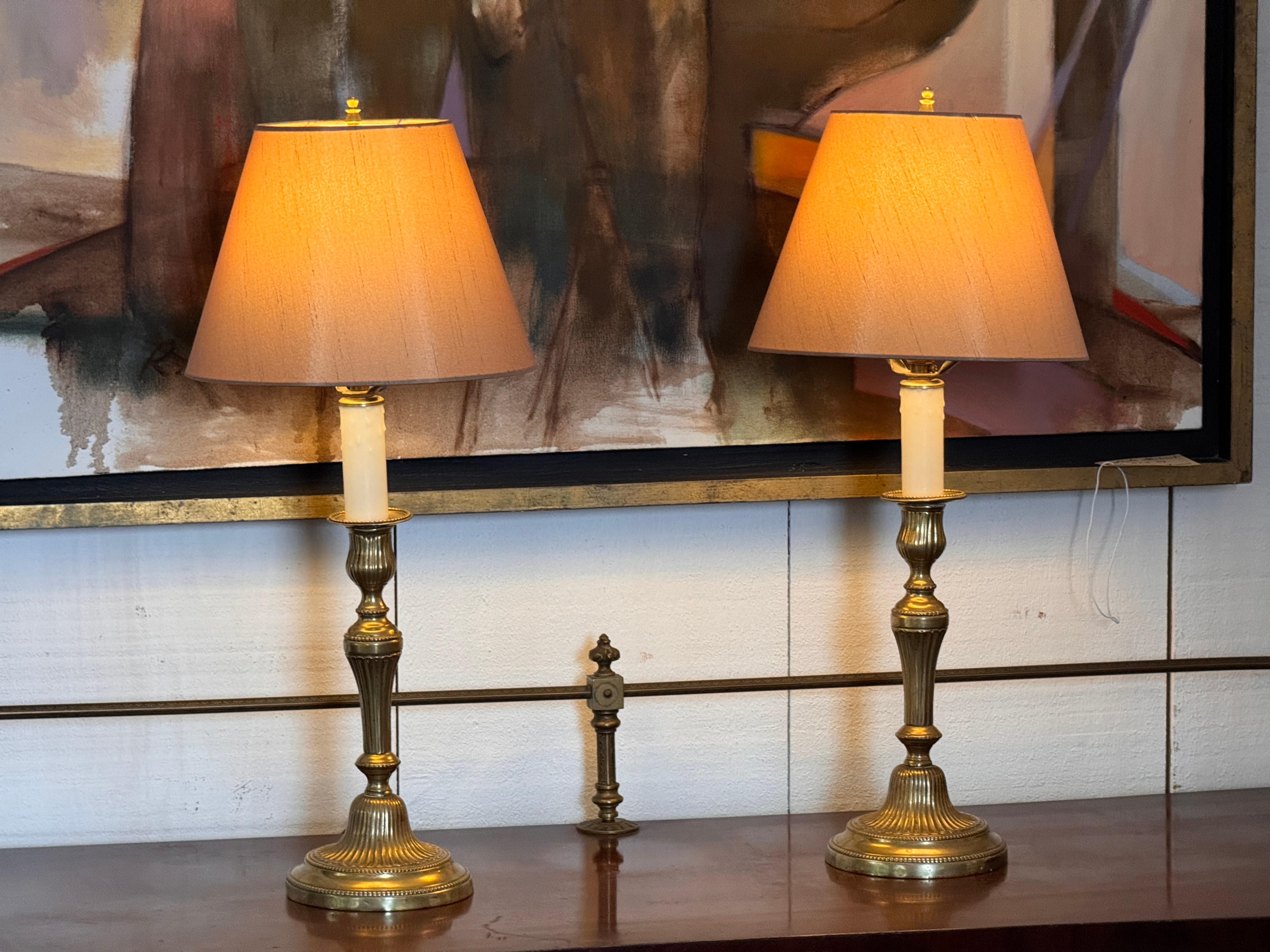 Américain Paire de chandeliers en laiton des années 1950 en vente