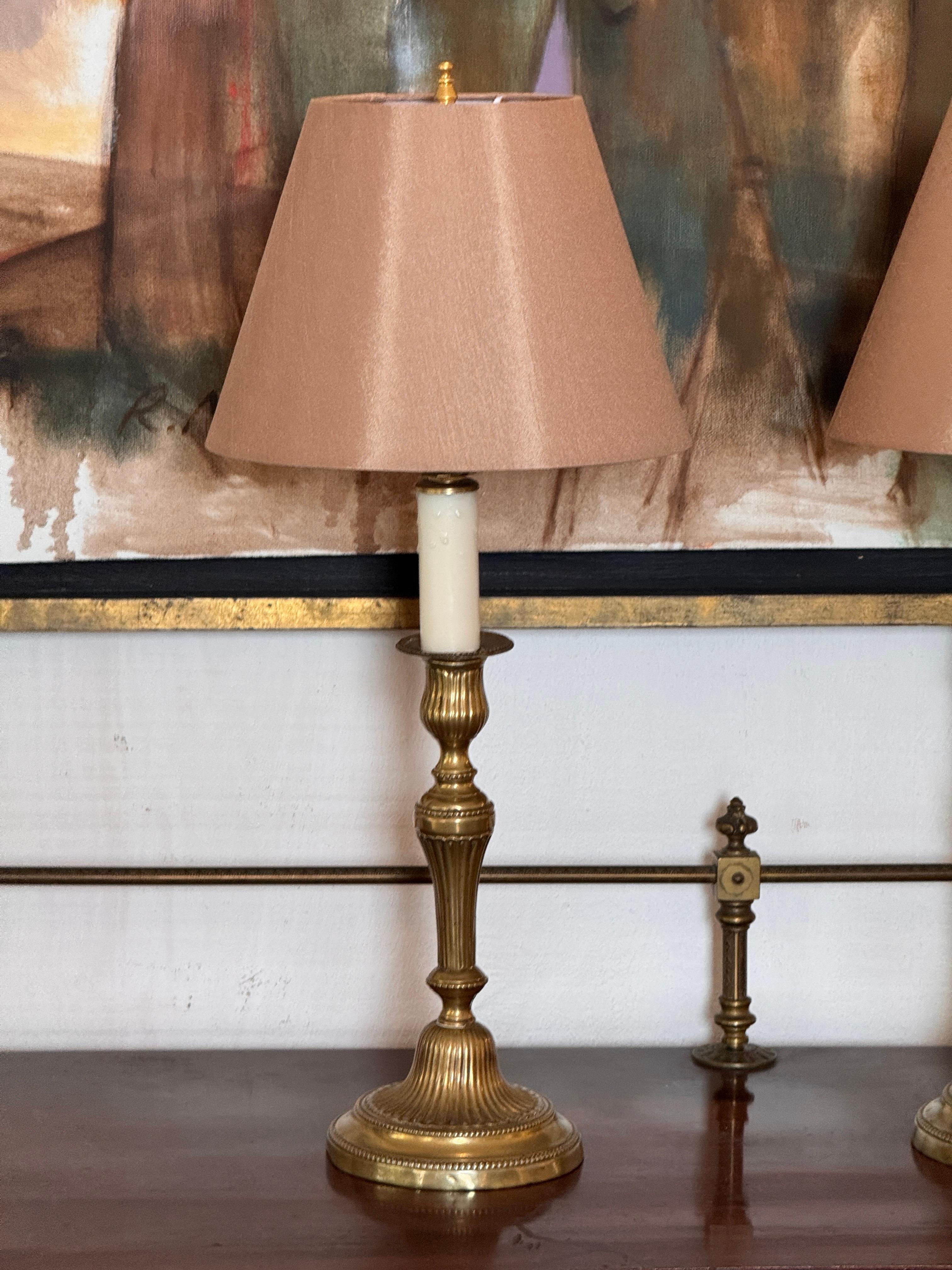 Paire de chandeliers en laiton des années 1950 Bon état - En vente à Charlottesville, VA