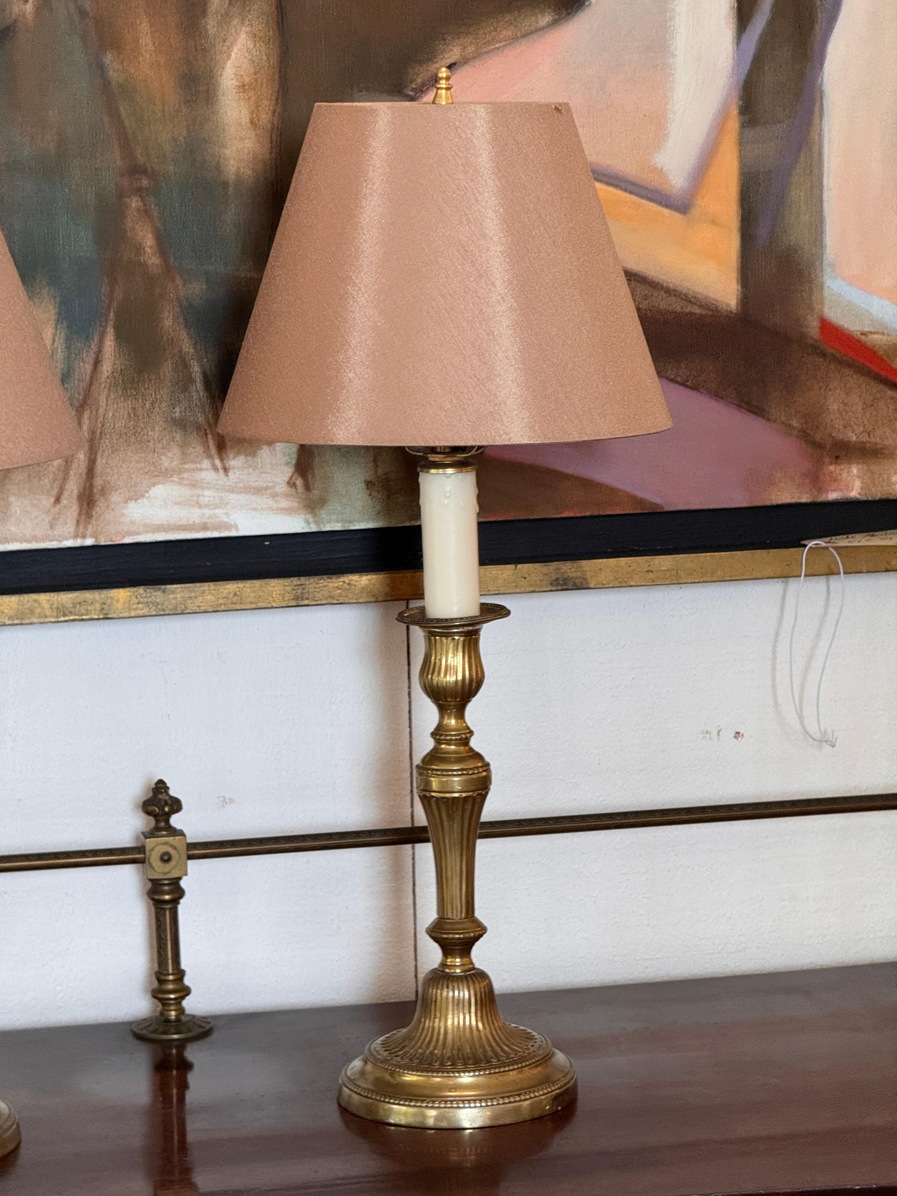 Milieu du XXe siècle Paire de chandeliers en laiton des années 1950 en vente