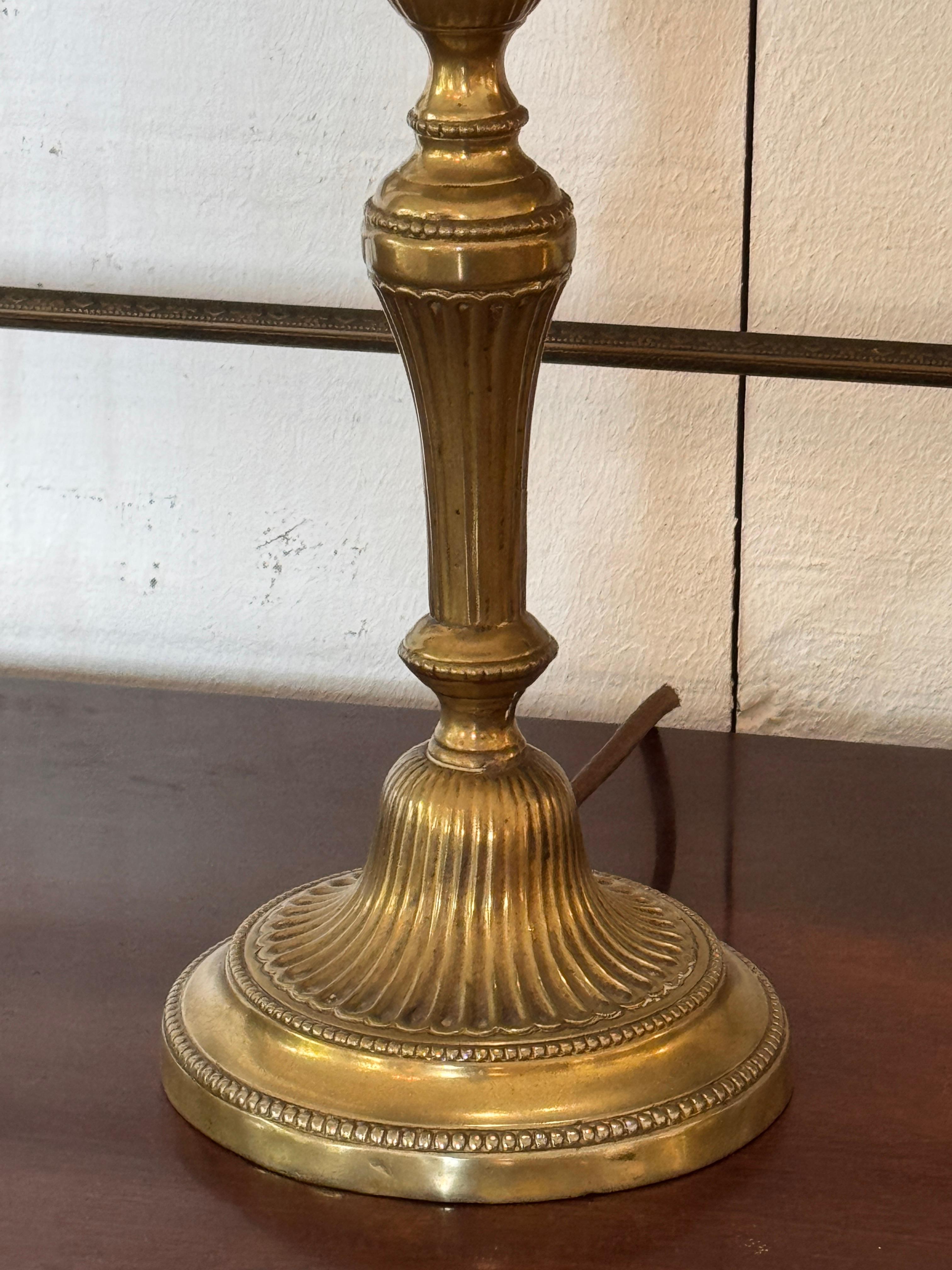 Laiton Paire de chandeliers en laiton des années 1950 en vente