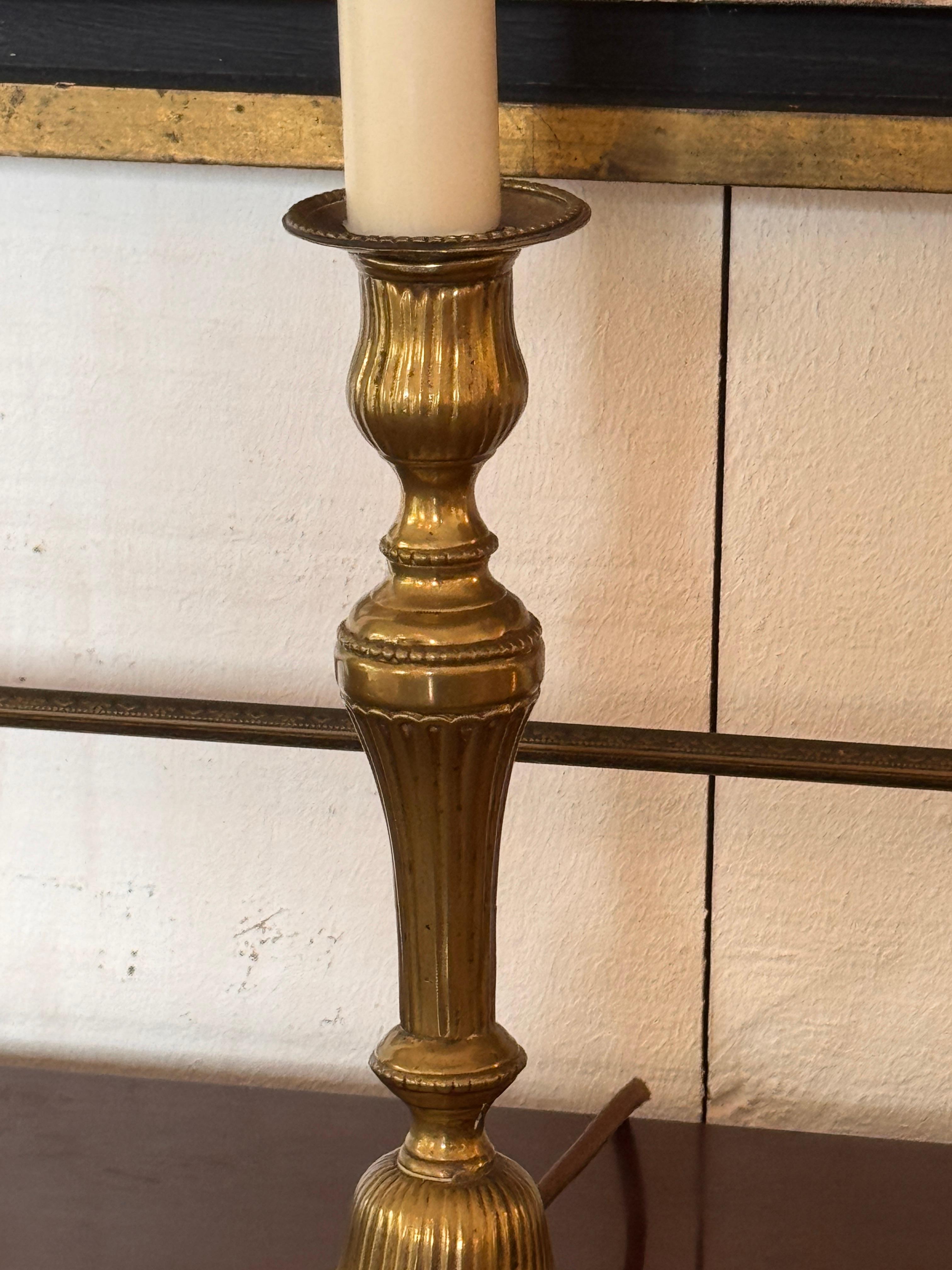 Paire de chandeliers en laiton des années 1950 en vente 1