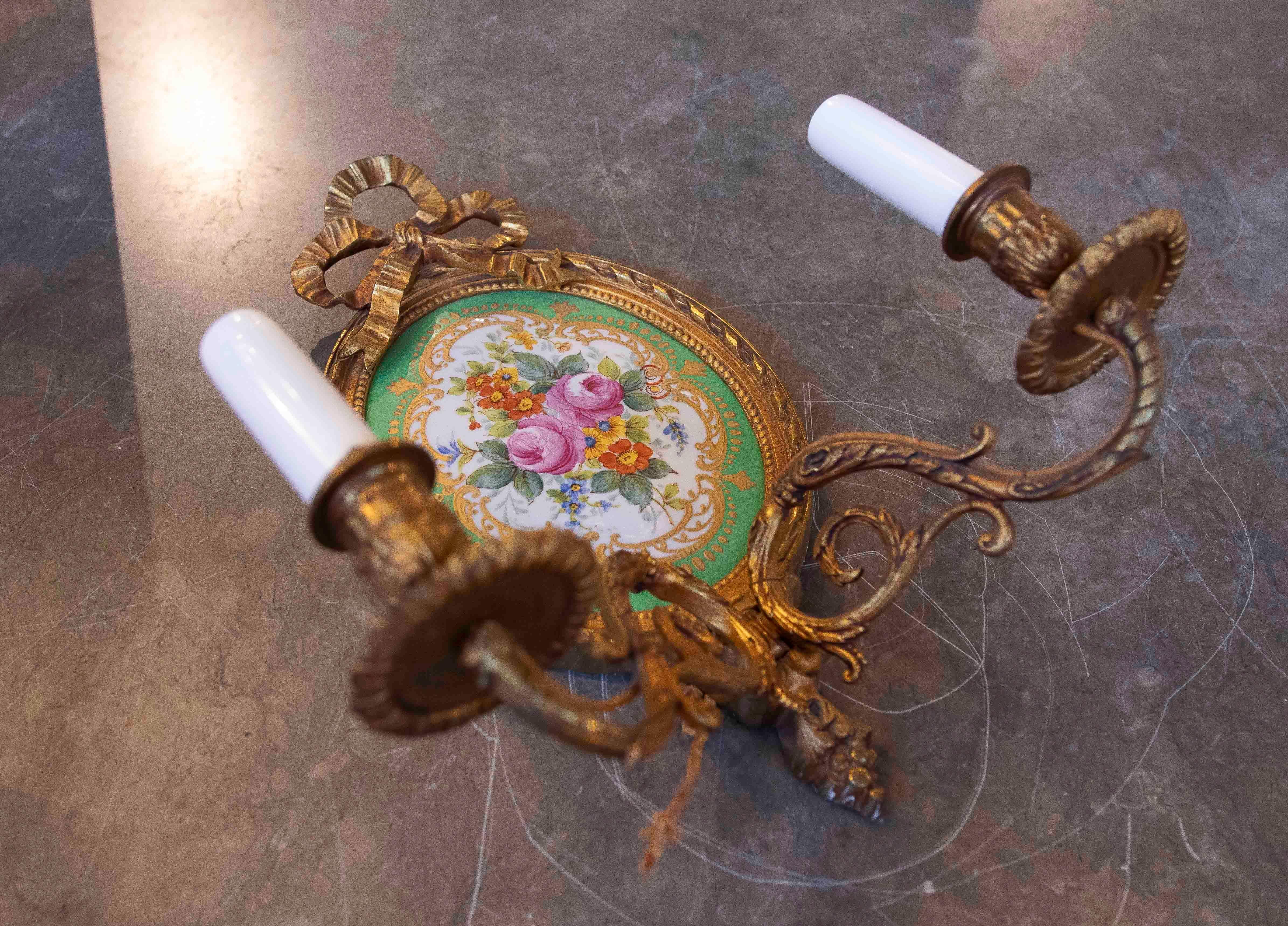 Francese Coppia di applique in bronzo e porcellana del 1950 con design floreale in vendita