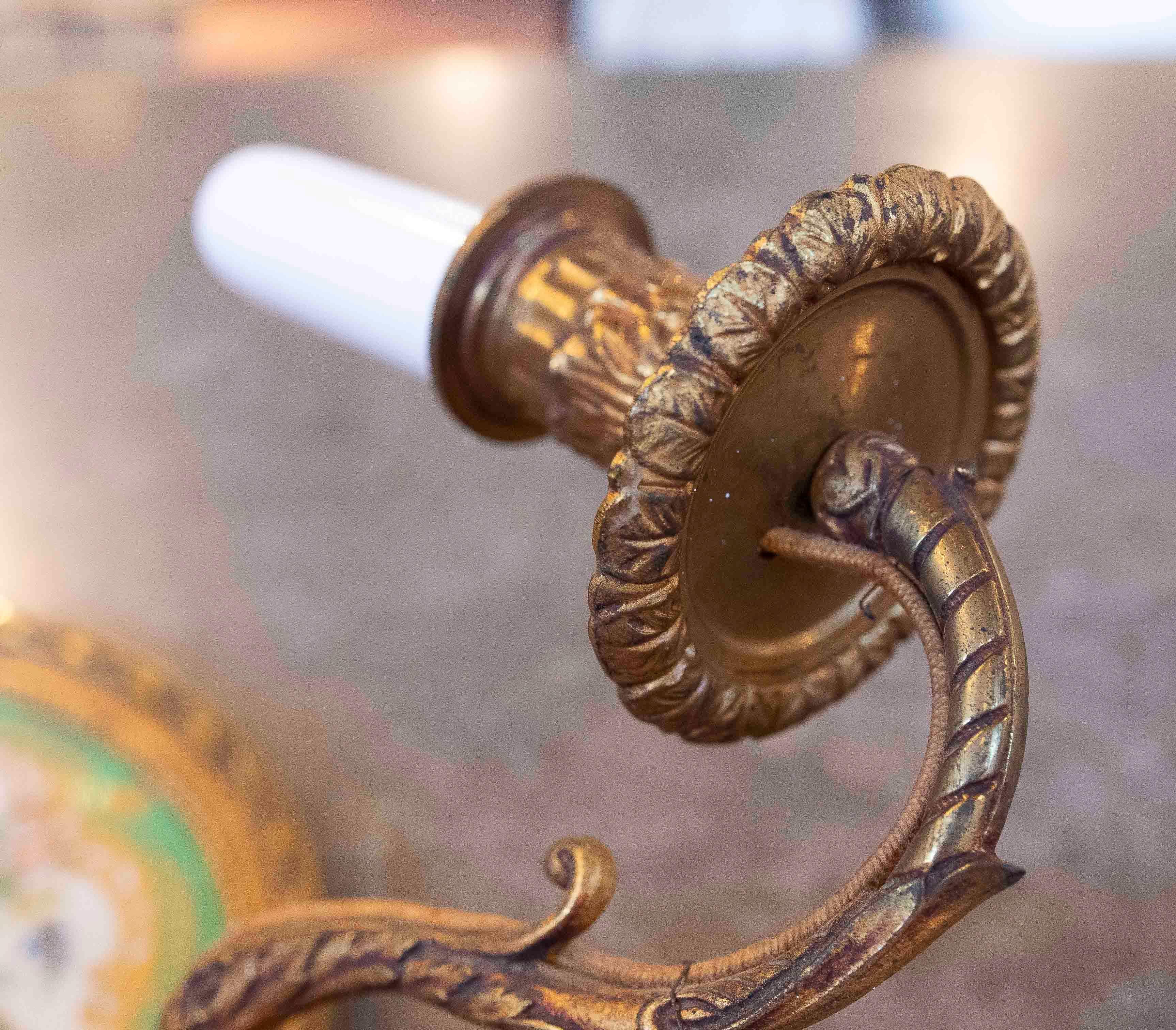 Dipinto a mano Coppia di applique in bronzo e porcellana del 1950 con design floreale in vendita