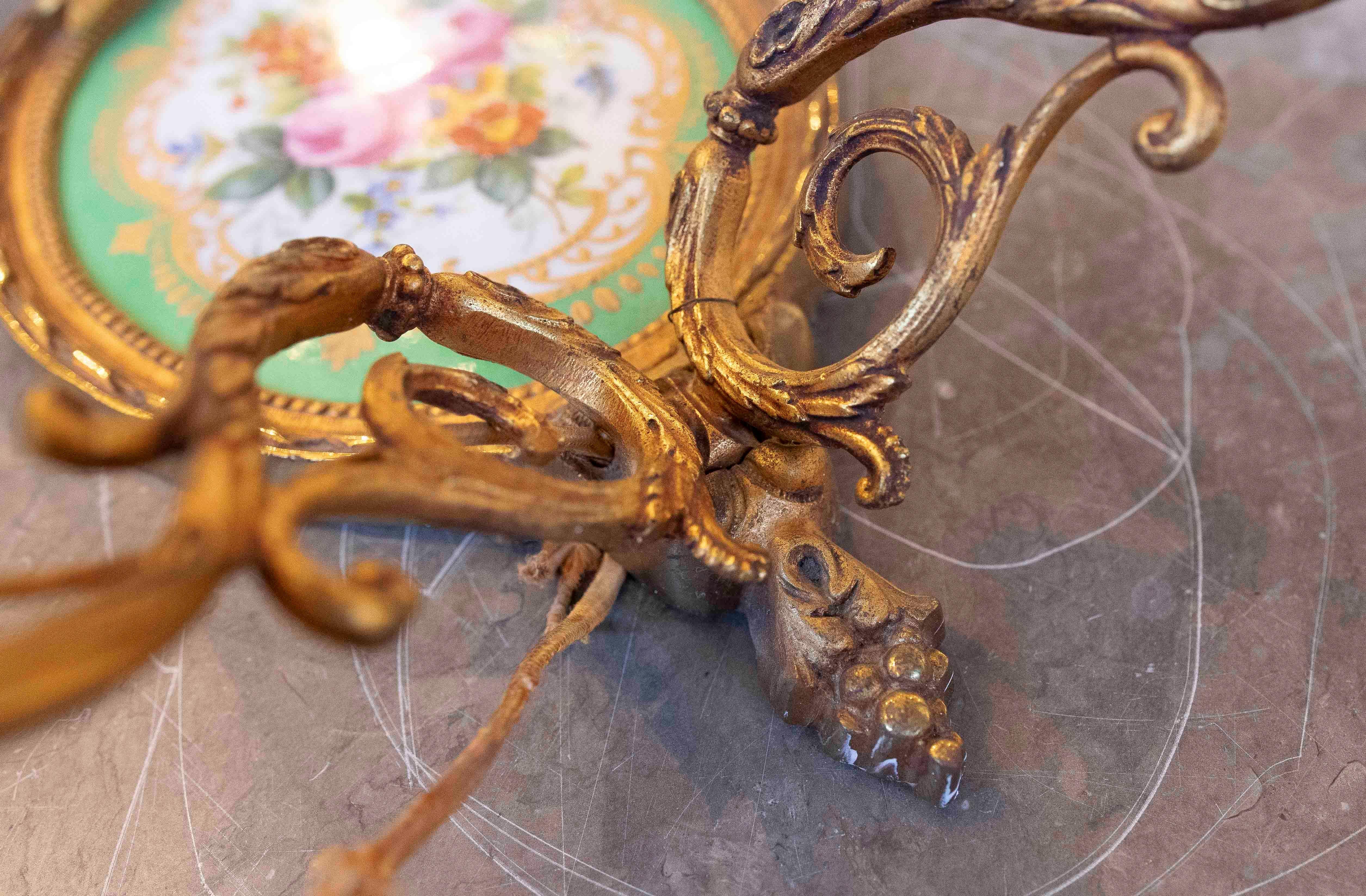 Coppia di applique in bronzo e porcellana del 1950 con design floreale In condizioni buone in vendita a Marbella, ES