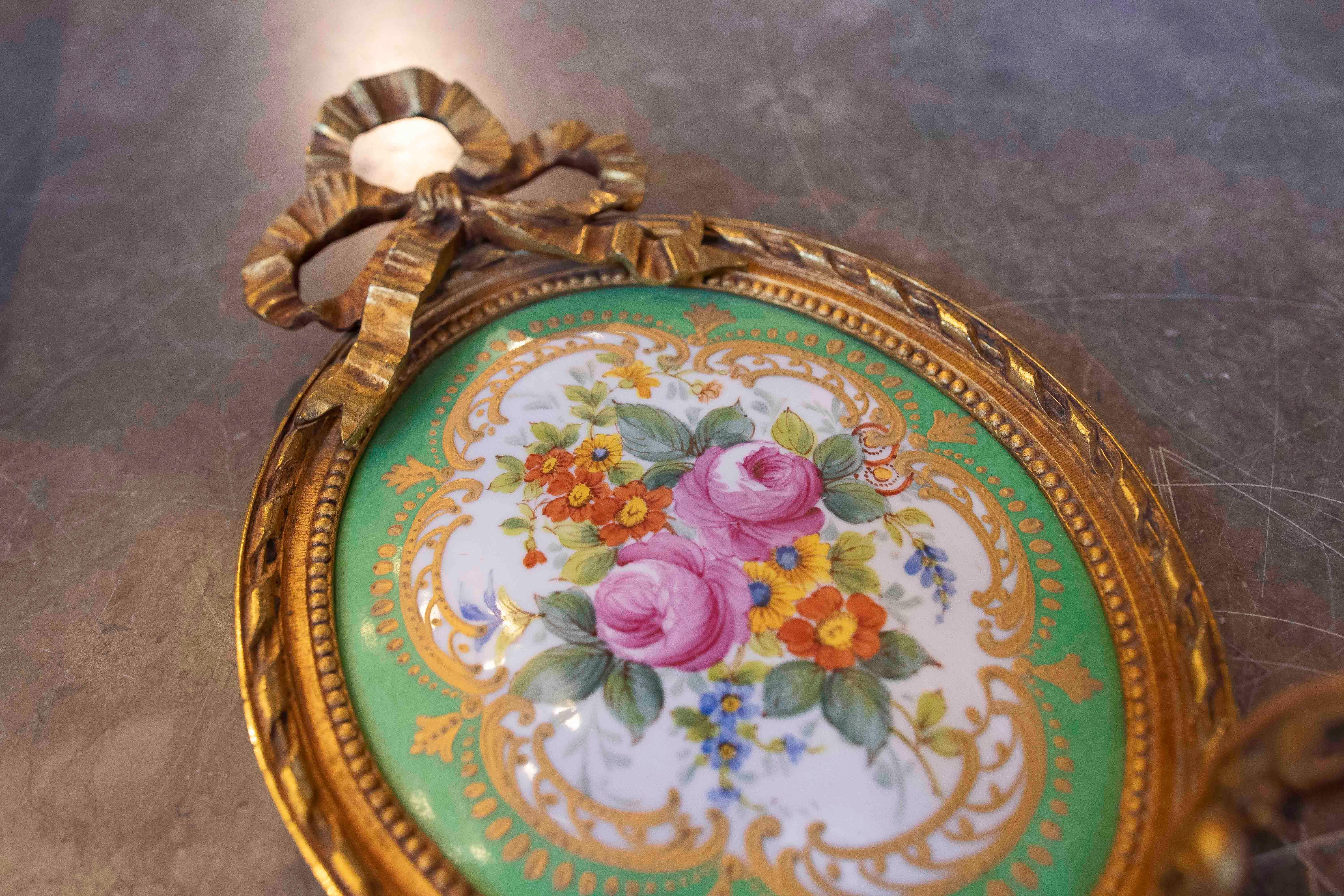 XX secolo Coppia di applique in bronzo e porcellana del 1950 con design floreale in vendita